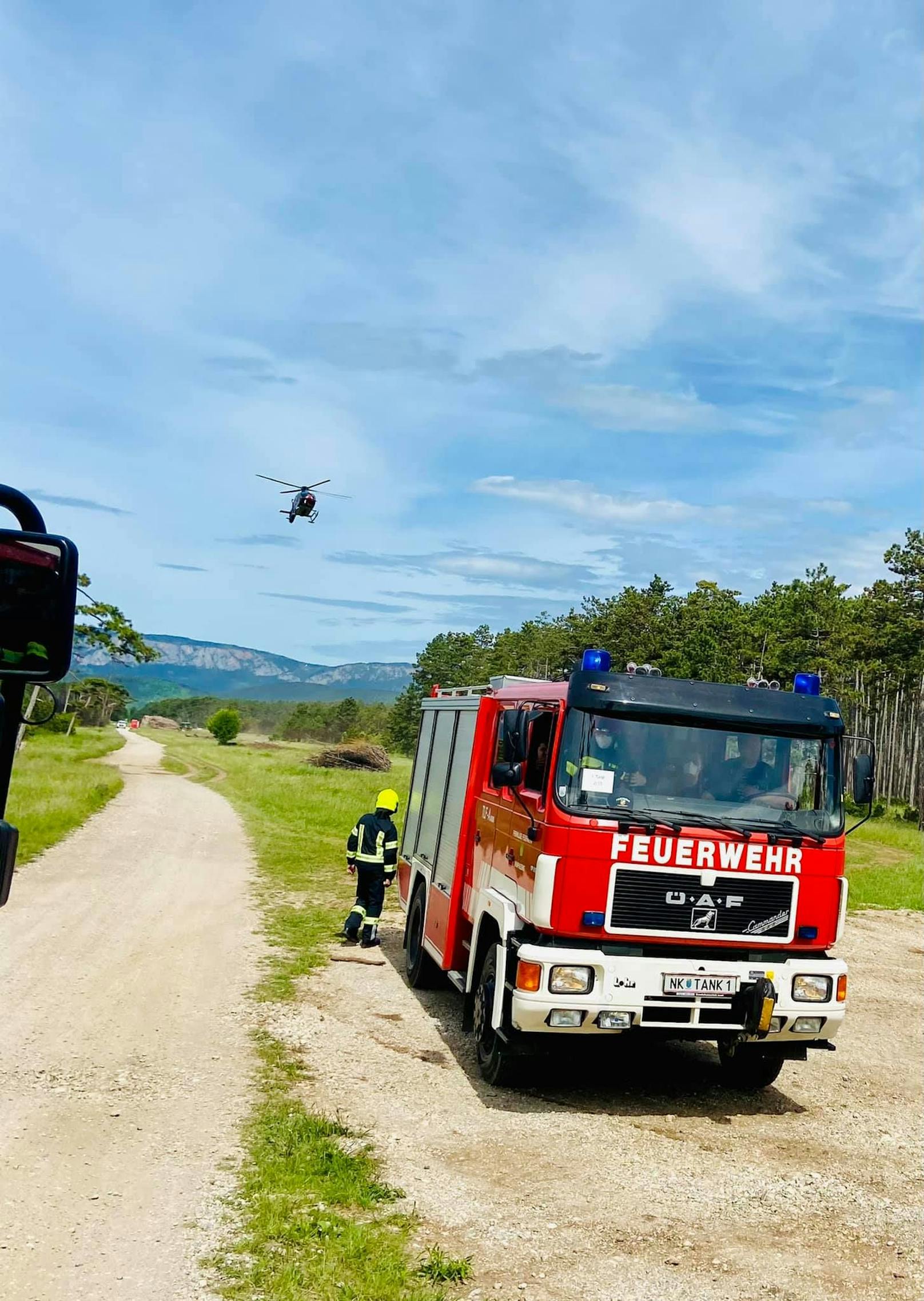 Bei einem Brand eines Föhrenwald bei St. Egyden (NÖ) stehen aktuell 20 Feuerwehren im Einsatz.
