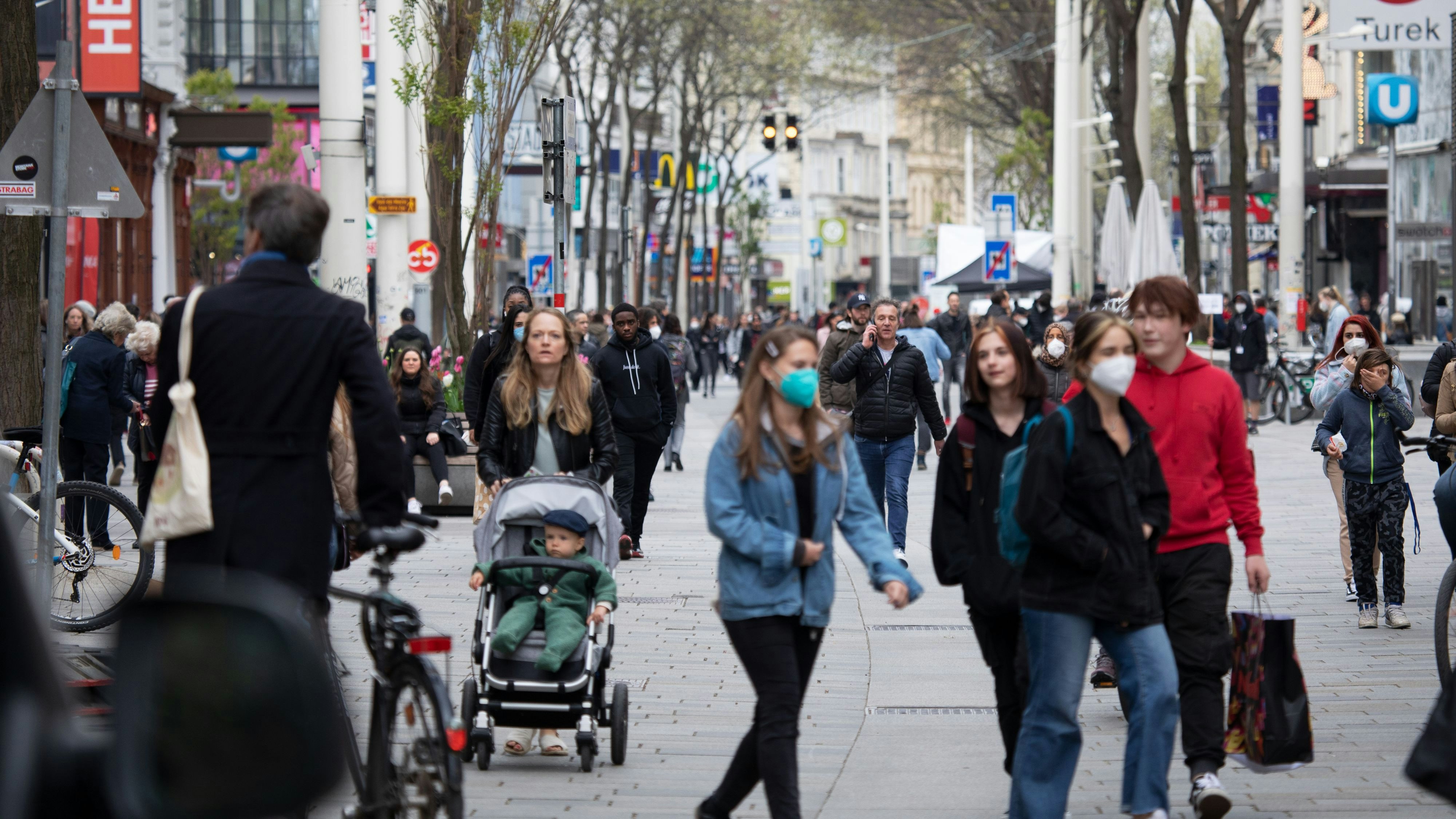 Menschen auf der Mariahilferstraße 