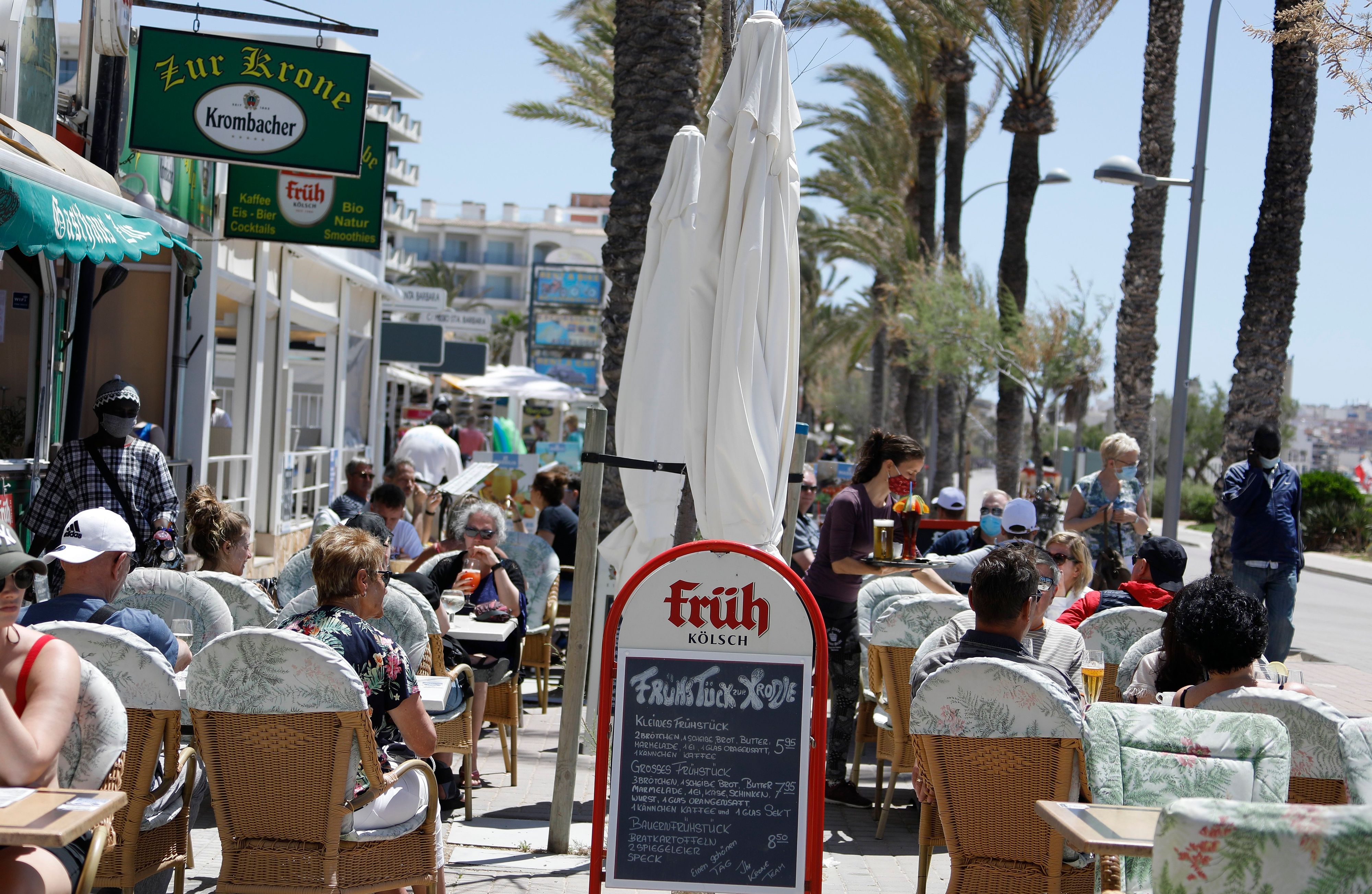 Download von www.picturedesk.com am 21.05.2021 (13:25).  13 May 2021, Spain, Palma: Customers sit in the outdoor area of Zur Krone. Many flights from Germany are expected on the island for Ascension Day. Photo: Clara Margais/dpa - 20210513_PD5144 - Rechteinfo: Rights Managed (RM)