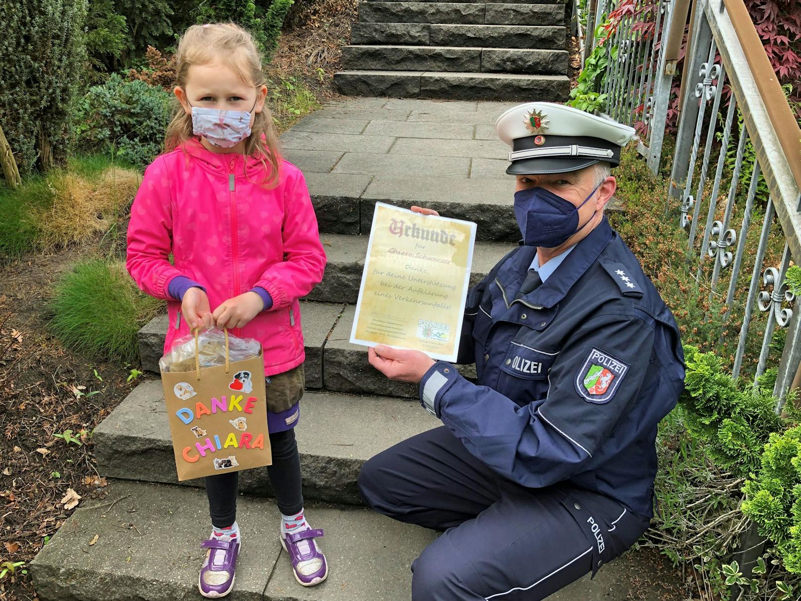 Die Polizei bedankt sich bei der 6-jährigen Chiara für ihr vorbildliches Verhalten.