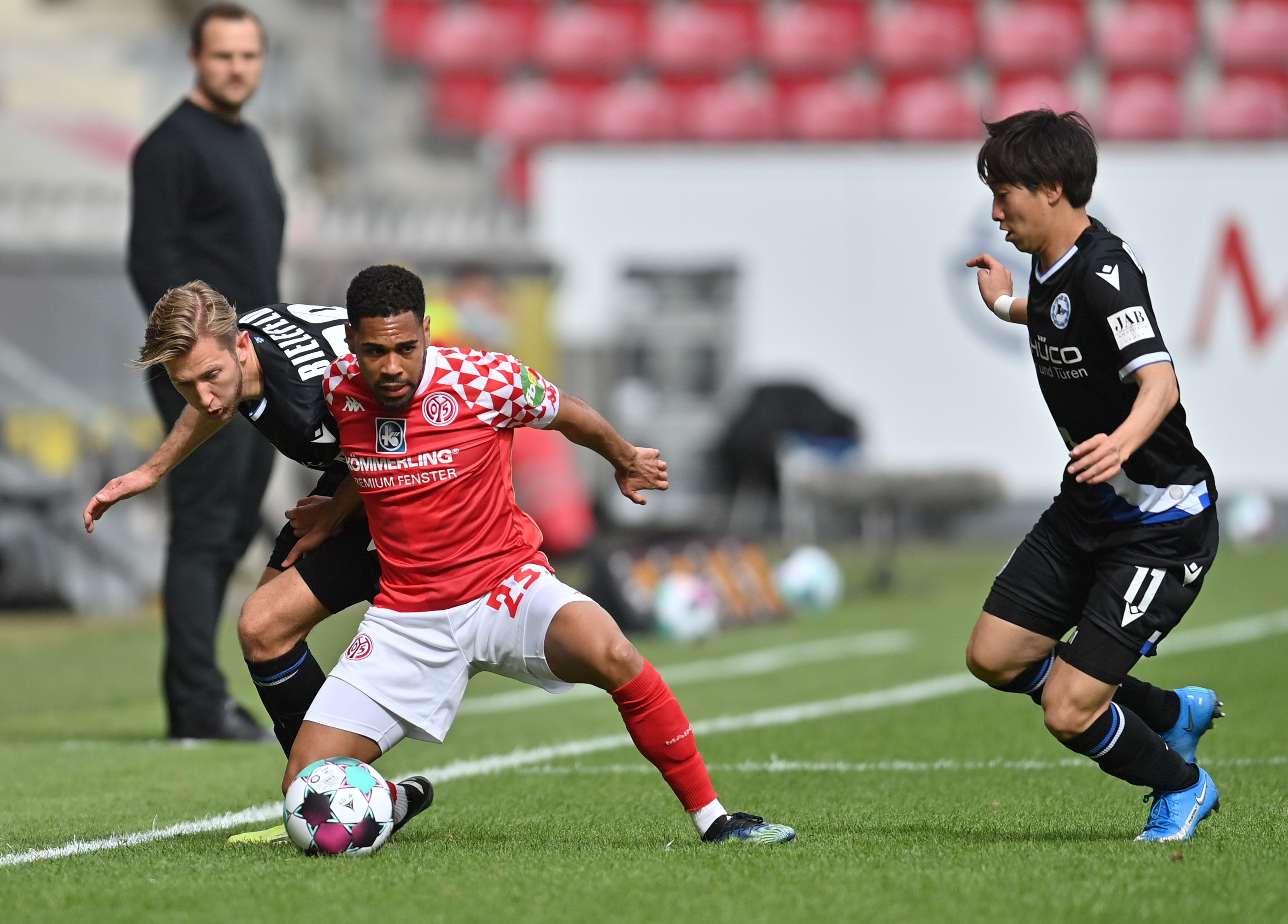 Philipp Mwene im Zweikampf.