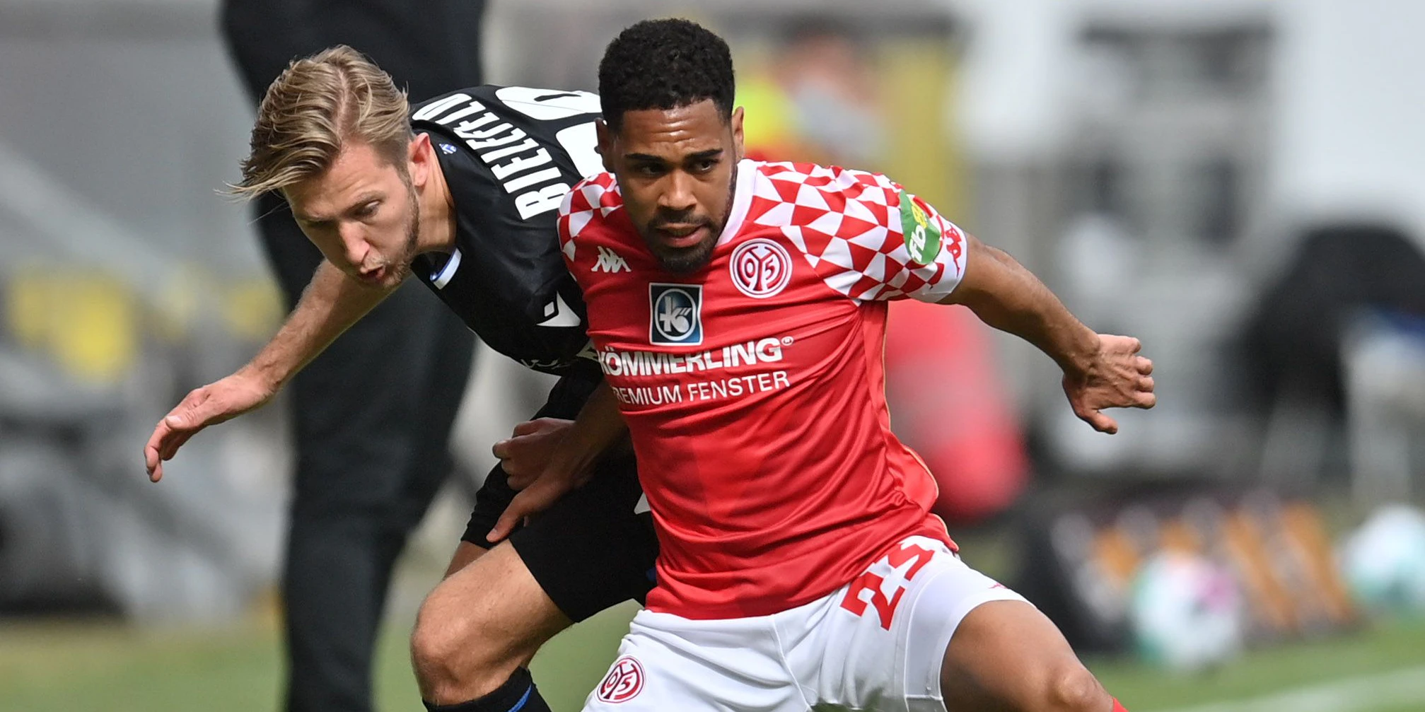 Philipp Mwene im Zweikampf.