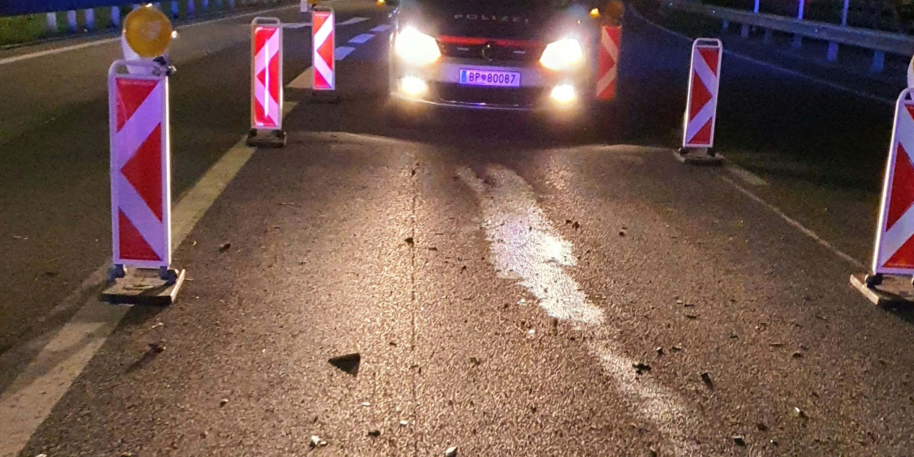 Die Ölspur und Teile des Unfallautos könnten den Fahrerflüchtigen enttarnen. 