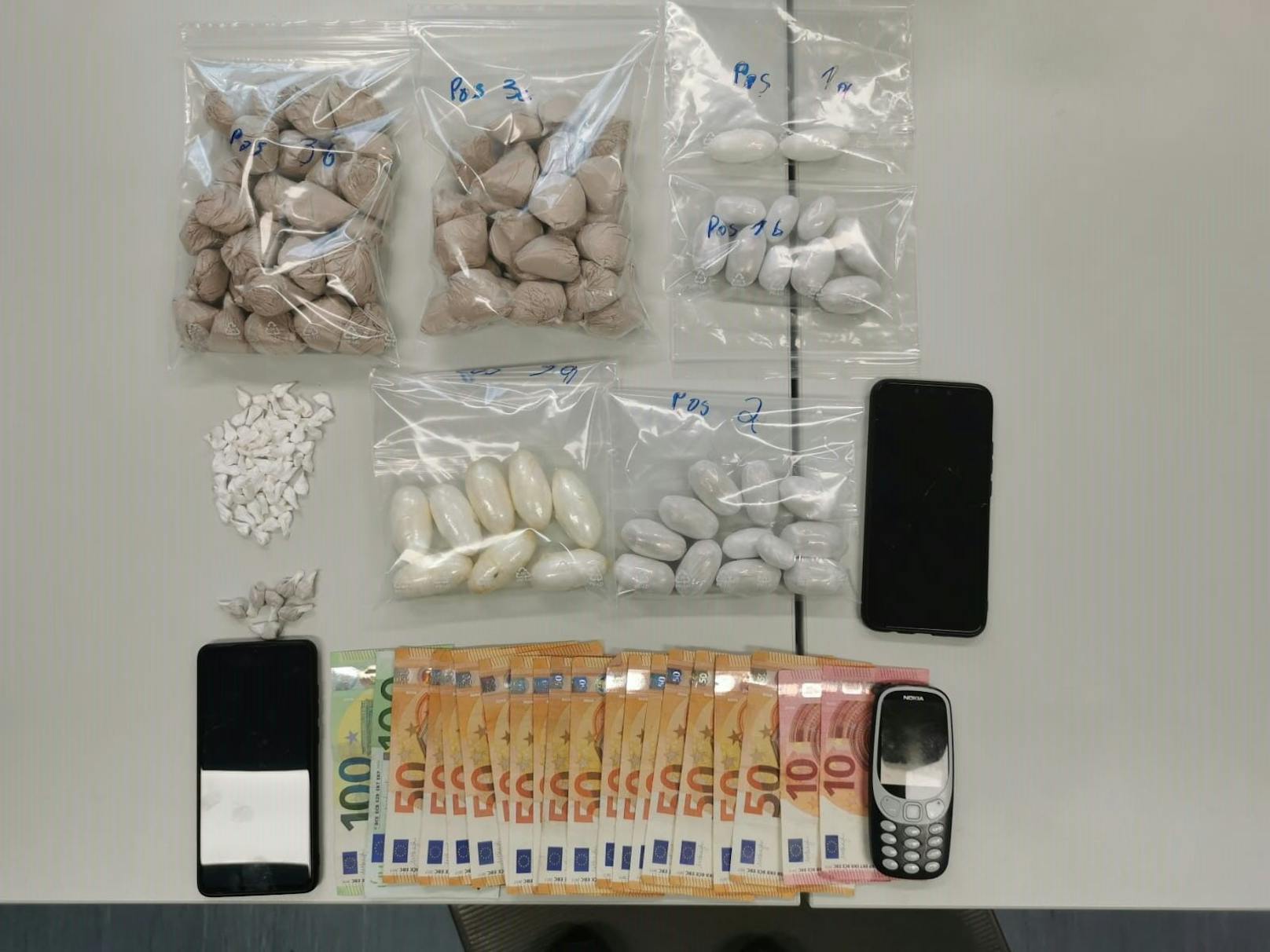In der Wohnung fanden die Beamten neben diverser Drogen auch eine größere Menge Bargeld. Symbolbild.