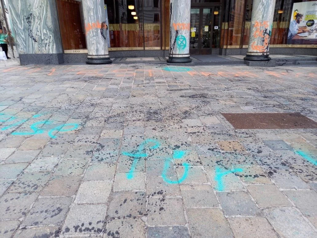 Das Looshaus und dessen Vorplatz wurden verunstaltet.
