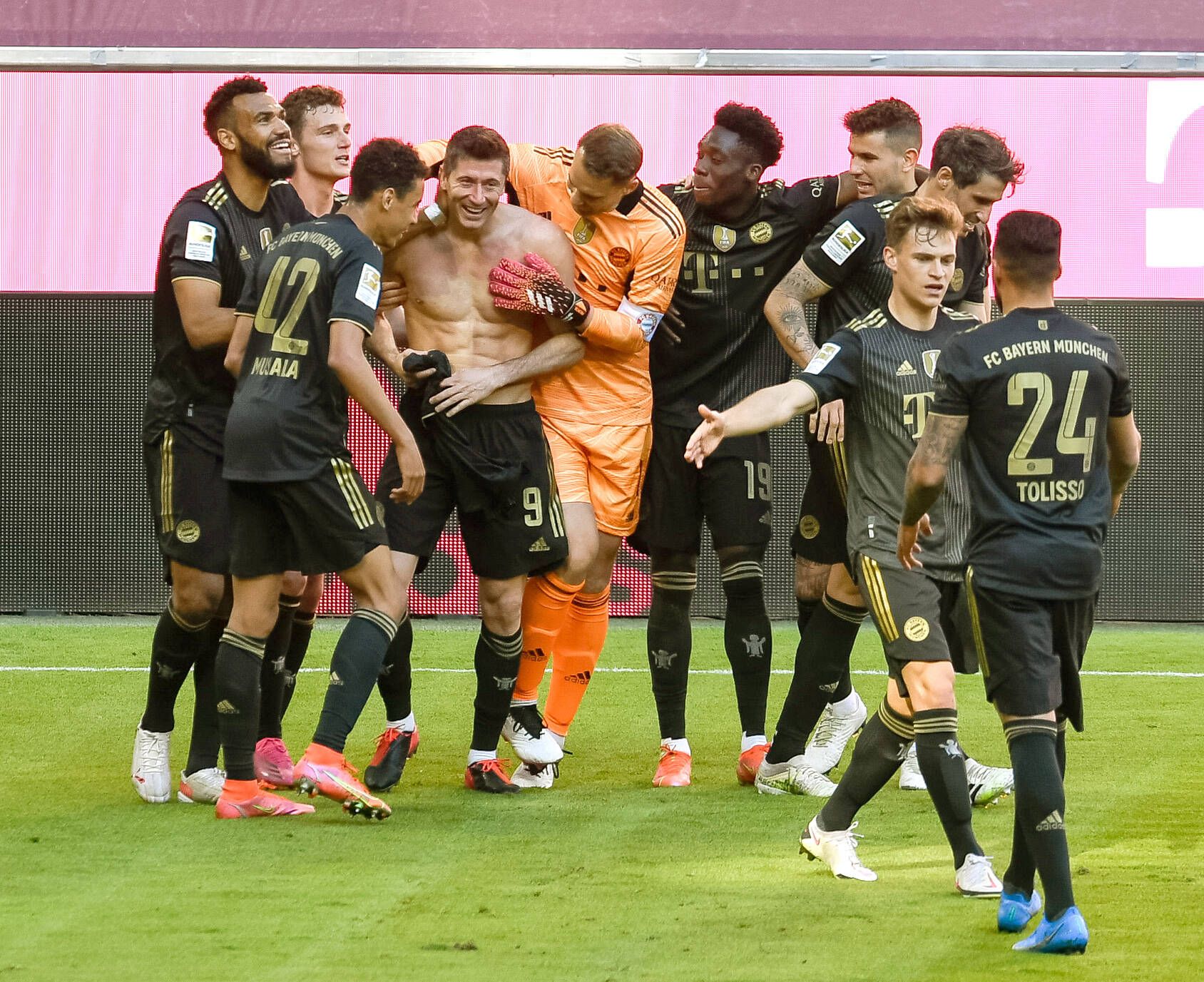 Die Kollegen feiern den oberkörperfreien Rekordhalter.