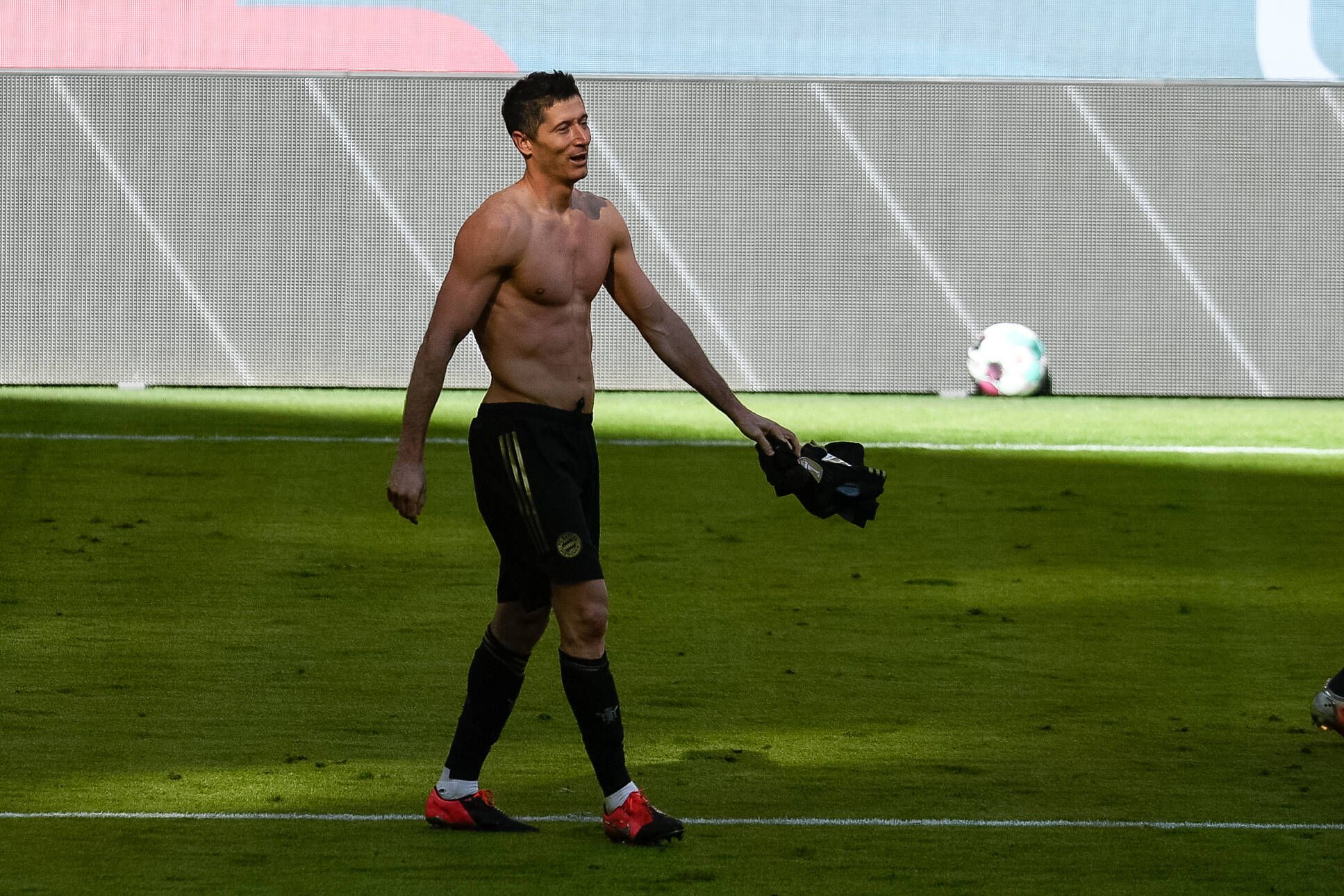 Robert Lewandowski entledigt sich nach dem Tor seines Shirts.