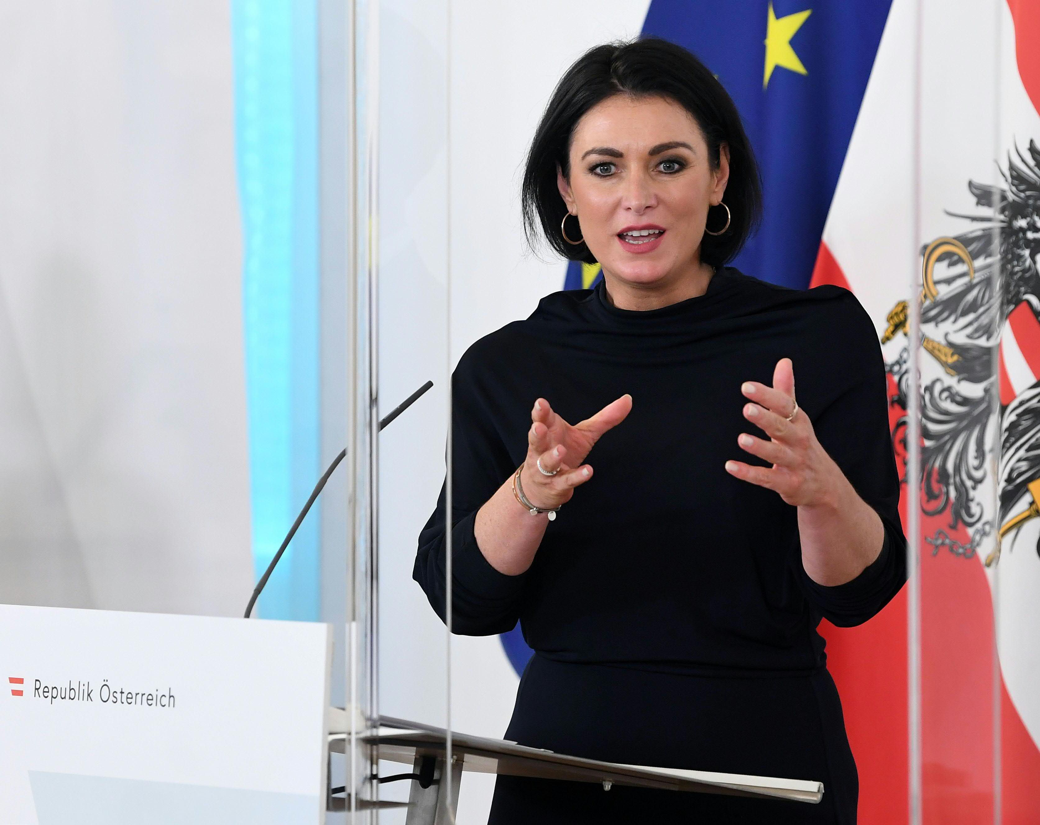 "Es gibt rechtliche Möglichkeiten, Problemwölfe zu entnehmen. Diese müssen konsequent genutzt werden, um Almvieh – und auch Menschenleben – zu schützen." - Landwirtschaftsministerin Elisabeth Köstinger (ÖVP).