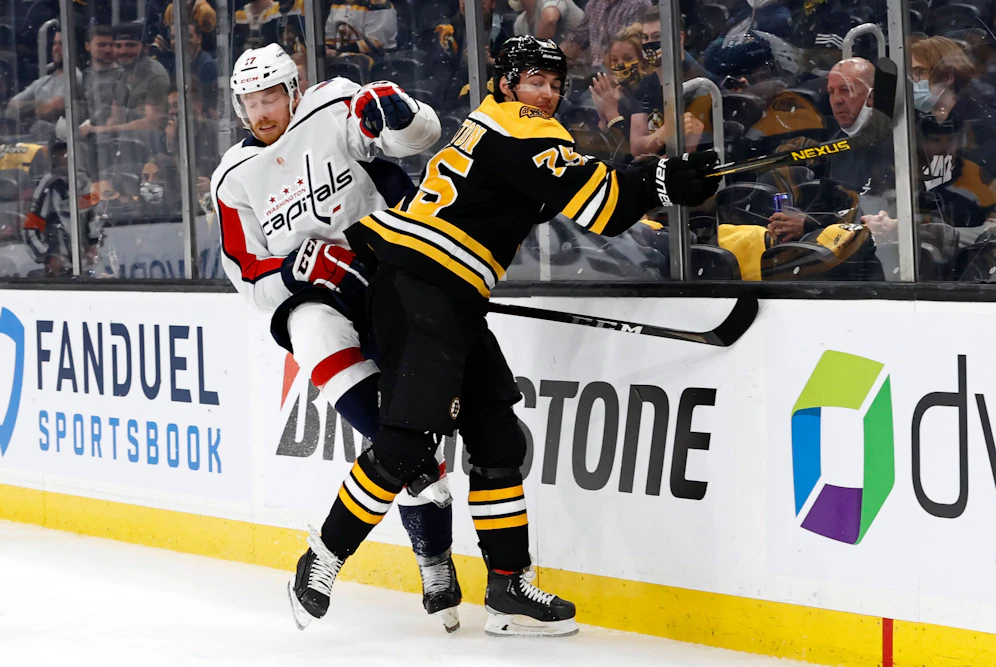 Michael Raffl beißt sich mit den Caps an den Bruins die Zähne aus.