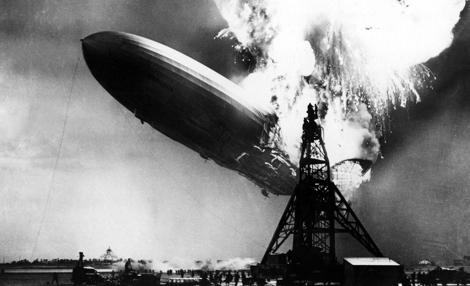 Ein Foto, das sich ins kollektive Gedächtnis der Menschen eingebrannt hat: die Hindenburg explodiert kurz nach ihrer Landung in Lakehurst, New Jersey, am 6. Mai 1937.