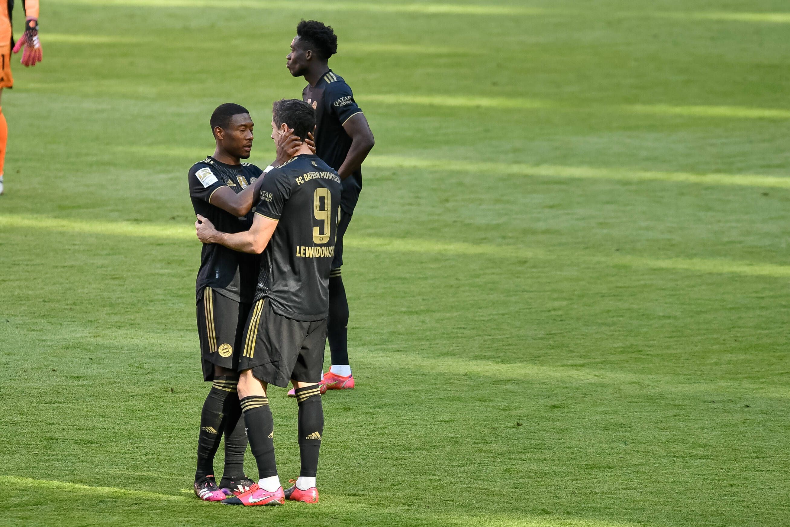 David Alaba verabschiedet sich von Robert Lewandowski.