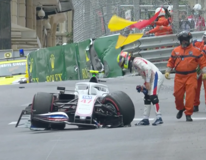 Mick Schumacher inspiziert sein Wrack.