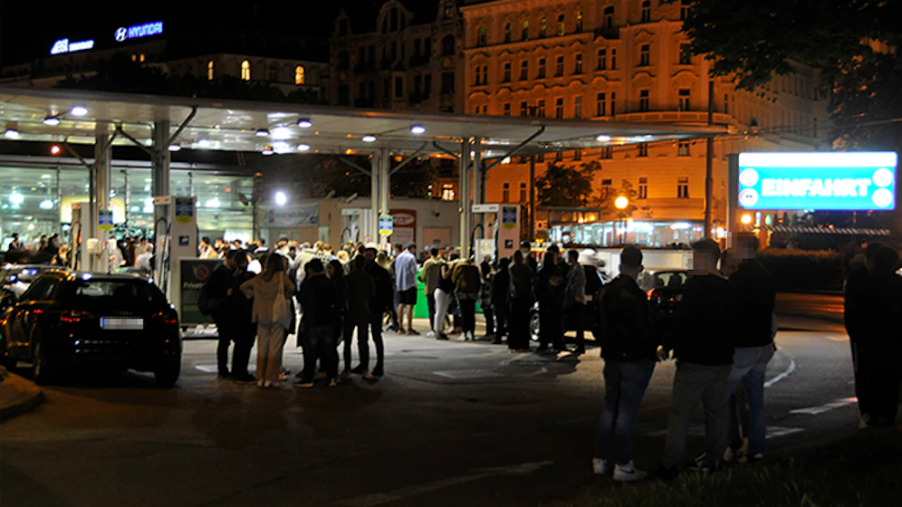 Tausende feiern derzeit nach der Sperrstunde auf den Straßen weiter.