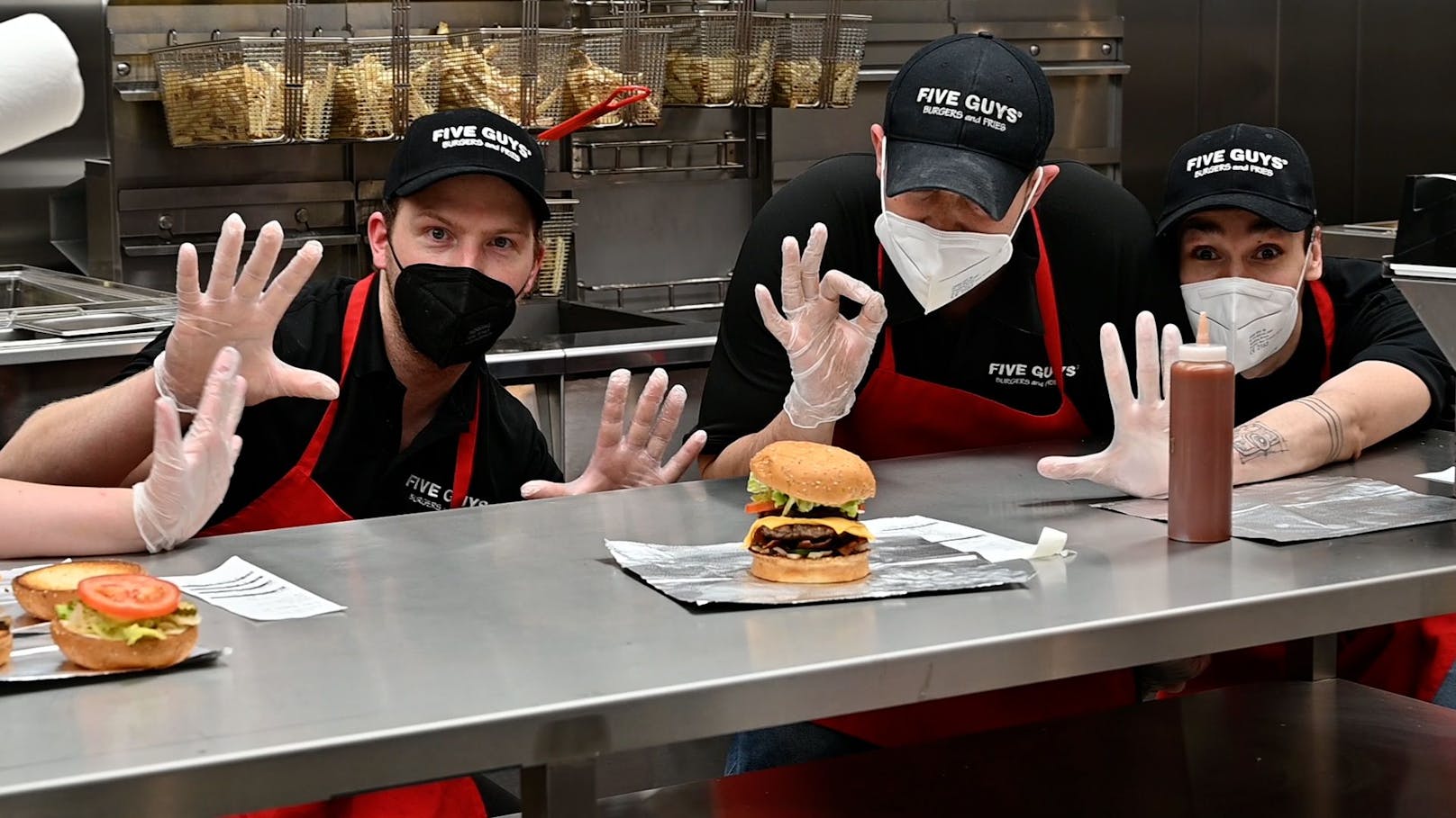 Auch in der zweiten "Five Guys"-Filiale in Wien - in der Millennium City - entsteht der Burger vor den Augen des Gastes.