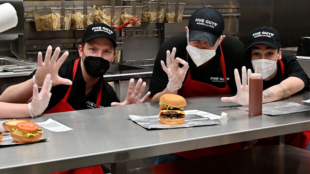 Auch in der zweiten Five Guys-Filiale in Wien - in der Millennium City - entsteht der Burger vor den Augen des Gastes.