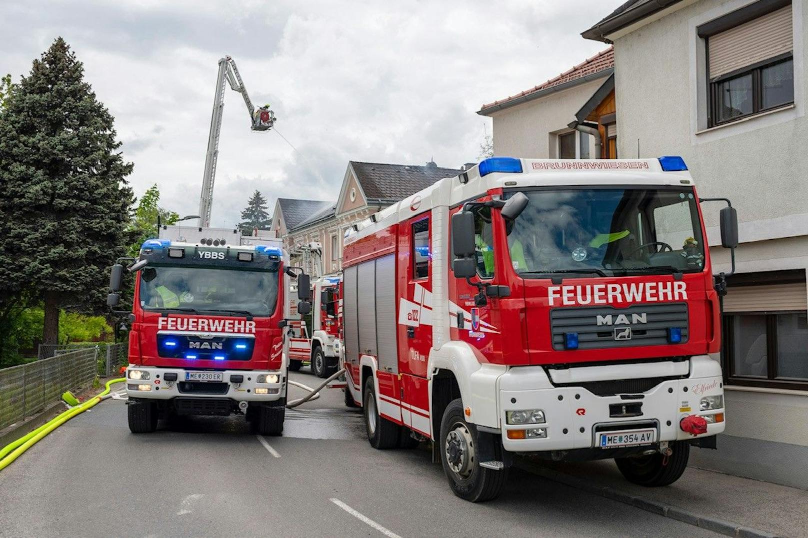 Der Dachstuhl eines Hauses in Petzenkirchen stand in Flammen.
