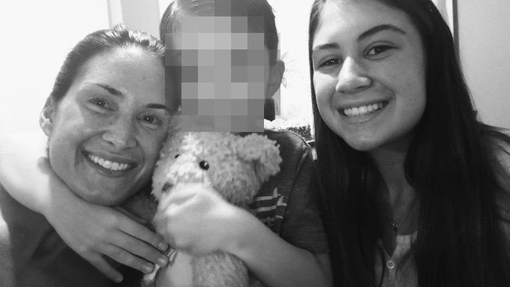 Der kleine Aiden (6) mit seiner Mutter und Schwester Alexis (15)