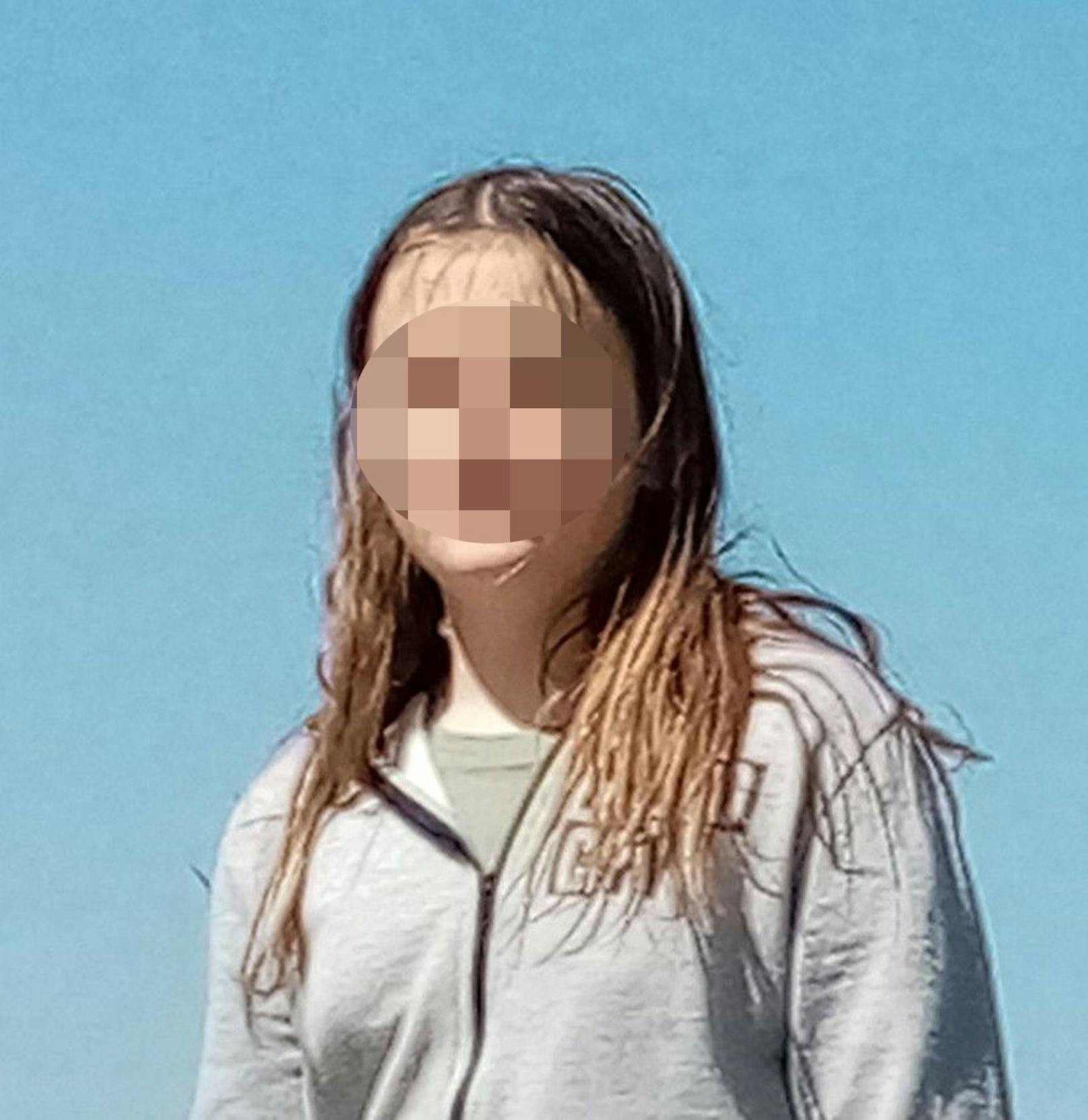 Die Polizei suchte nach zwei vermissten Mädchen. Neben Mia Sophie wurde auch Sarah (12) vermisst.