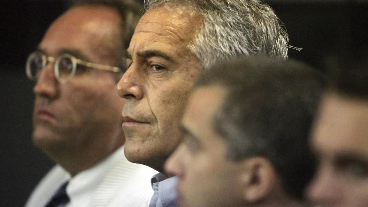 US-Milliardär Jeffrey Epstein (M.) wurde des sexuellen Missbrauchs von Minderjährigen beschuldigt. (Archivbild)