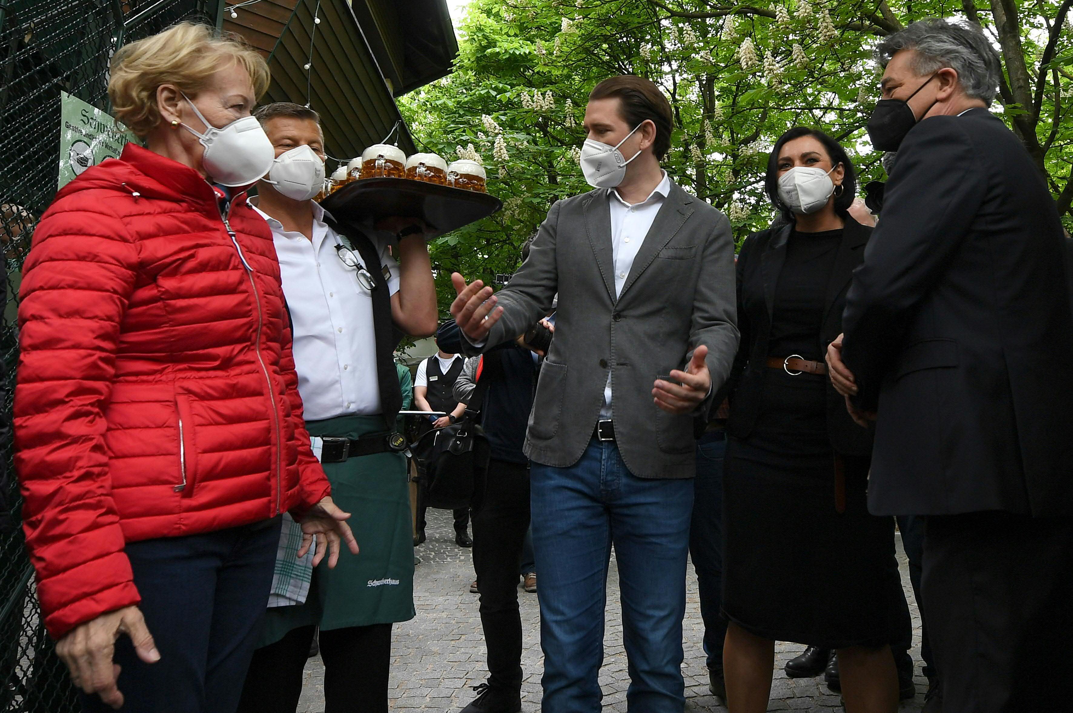 (v.l.) Bundeskanzler Sebastian Kurz (ÖVP), Landwirtschaftsministerin Elisabeth Köstinger (ÖVP) und Vizekanzler Werner Kogler (Grüne) am Mittwoch, 19. Mai 2021, anlässlich eines Foto- und Filmtermins der Regierungsspitze im Schweizerhaus in Wien.