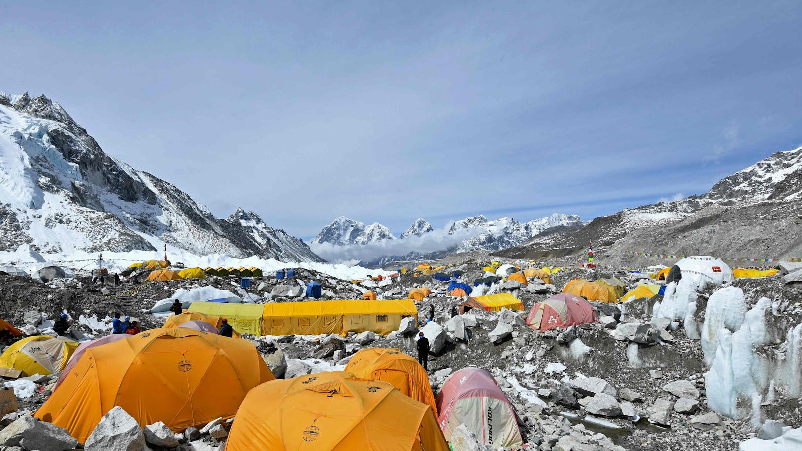 Tote tauen auf – Mount Everest als Leichenberg