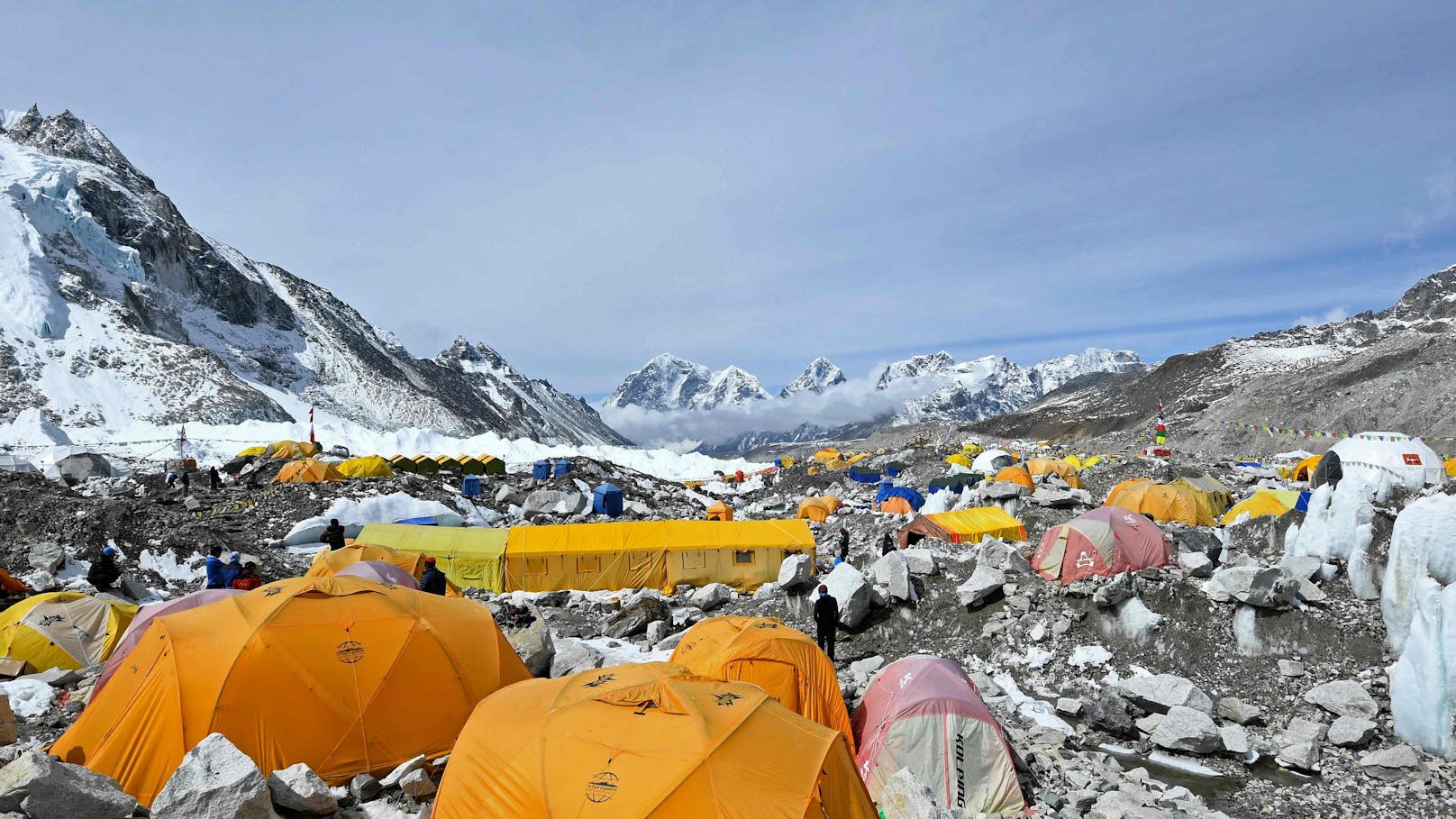 Tote tauen auf – Mount Everest als Leichenberg
