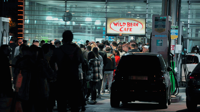Diese Tankstelle wurde von etlichen Menschen gestürmt
