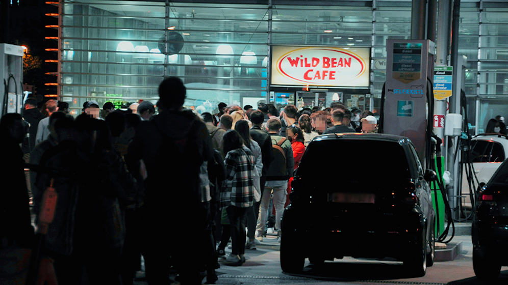 Diese Tankstelle wurde von etlichen Menschen gestürmt