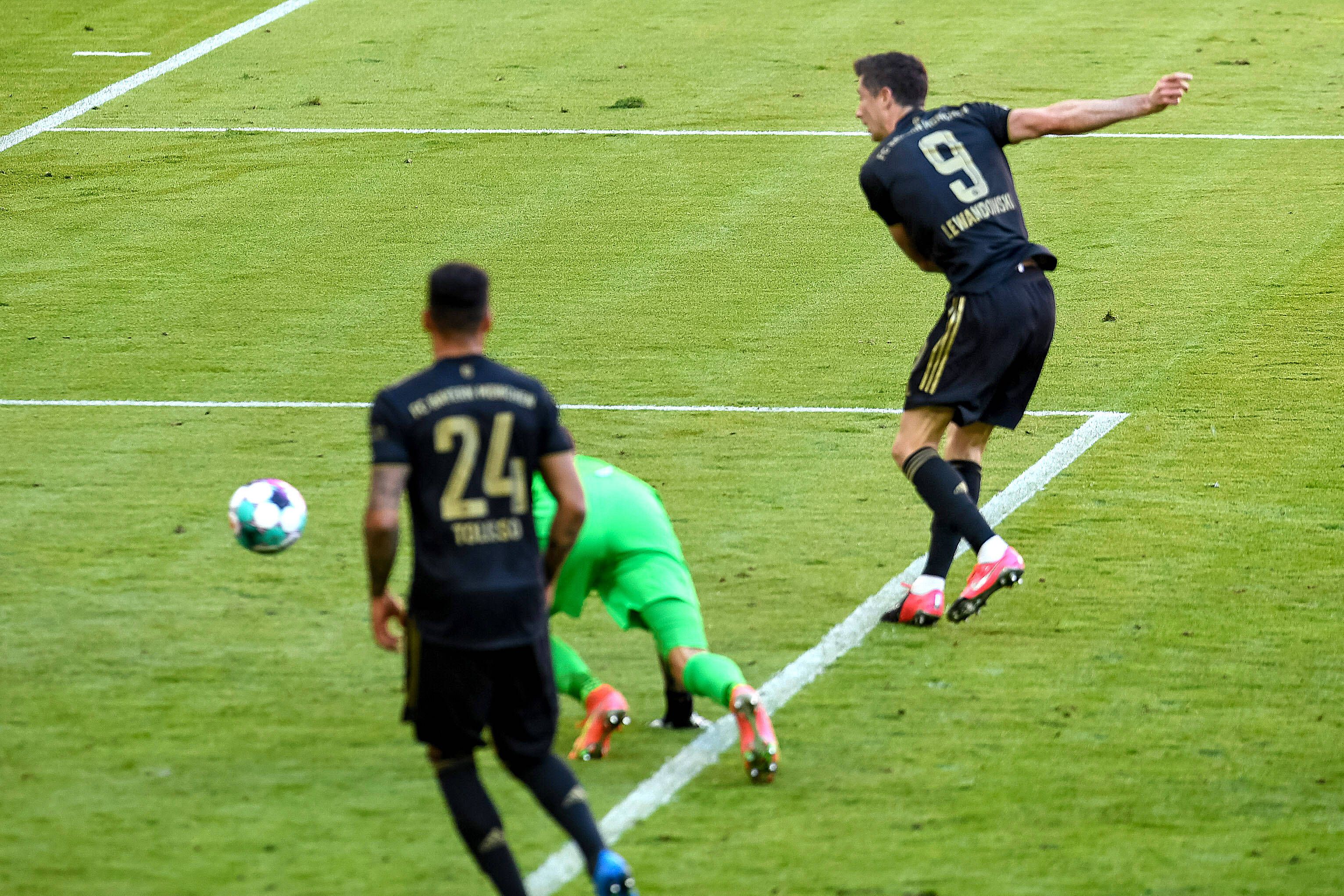 Lewandowski schiebt zu seinem 41. Saisontor ein.