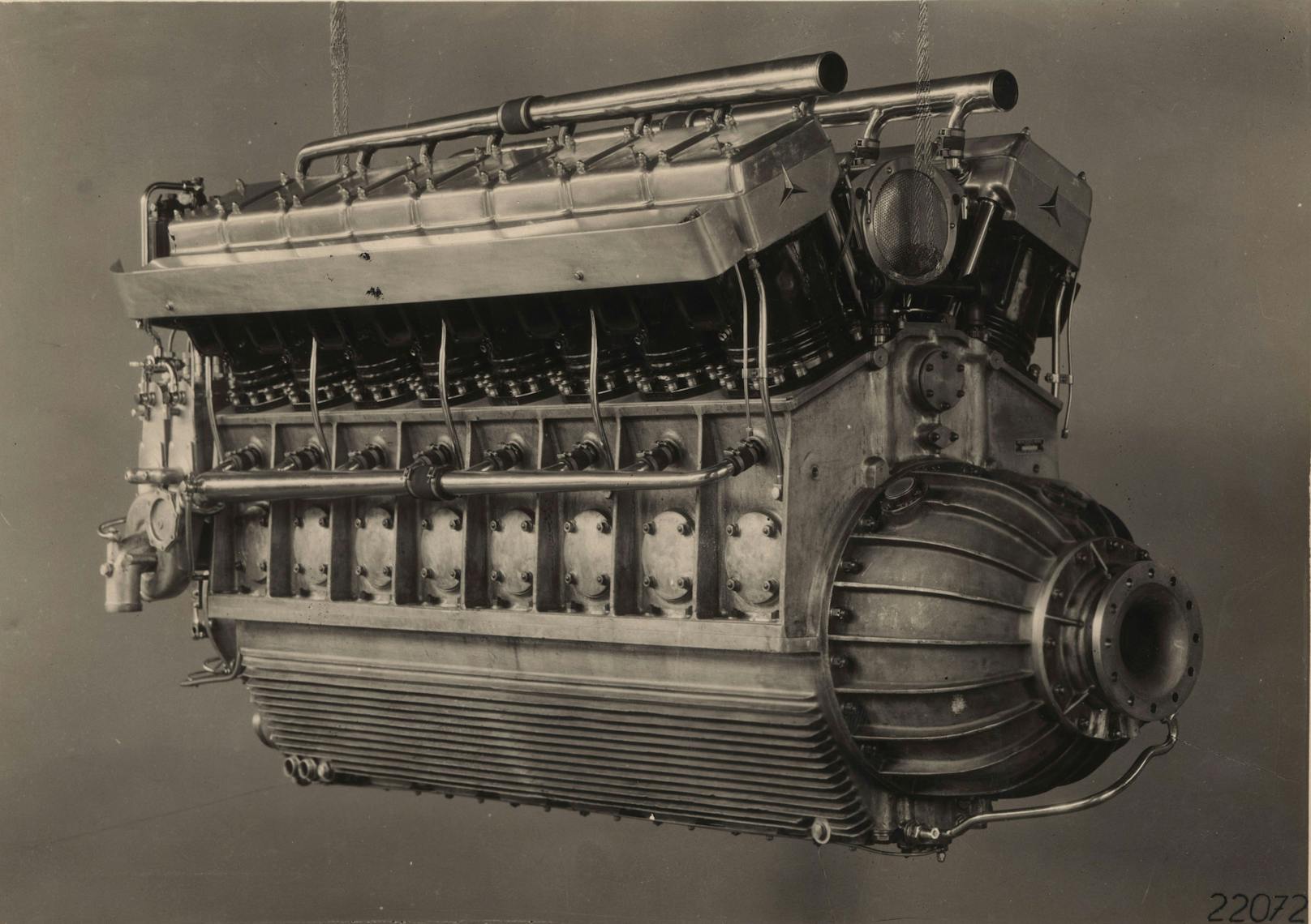 Der Antrieb bestand aus vier einzelnen 1.200 PS 16-Zylinder-Motoren&nbsp;LOF 6 von Mercedes-Benz.