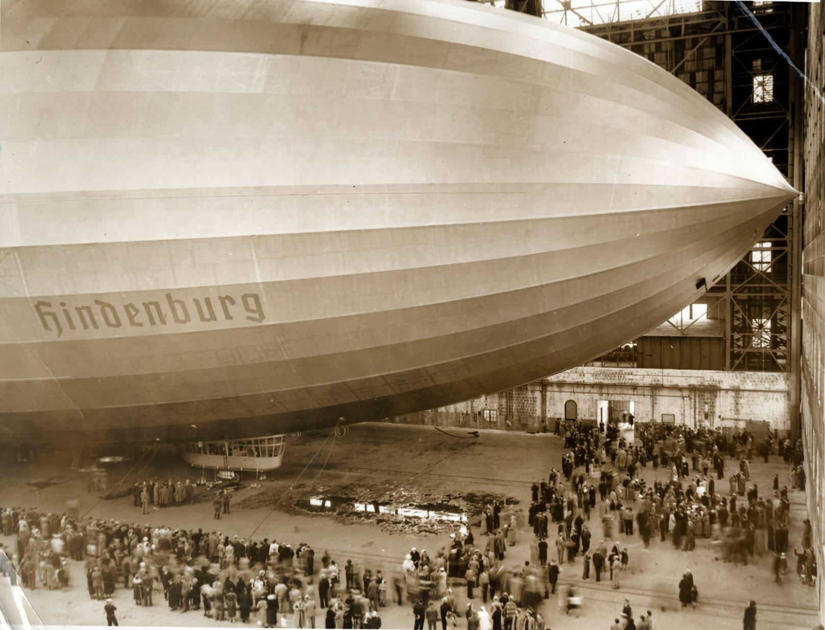 Die Hindenburg bei ihrer Landung in Lakehurst, New Jersey, am 10. Mai 1936, nach ihren ersten Transatlantikflug.