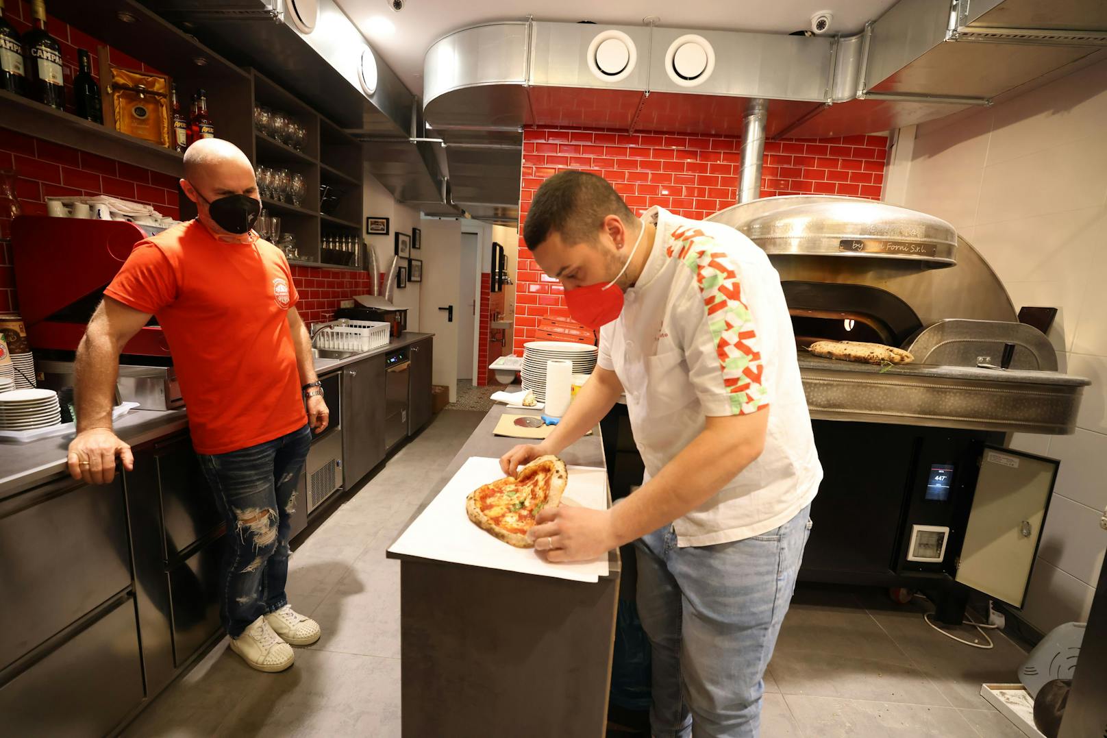Kulinarisches Wahrzeichen in Neapel: "Pizza a portafoglio"