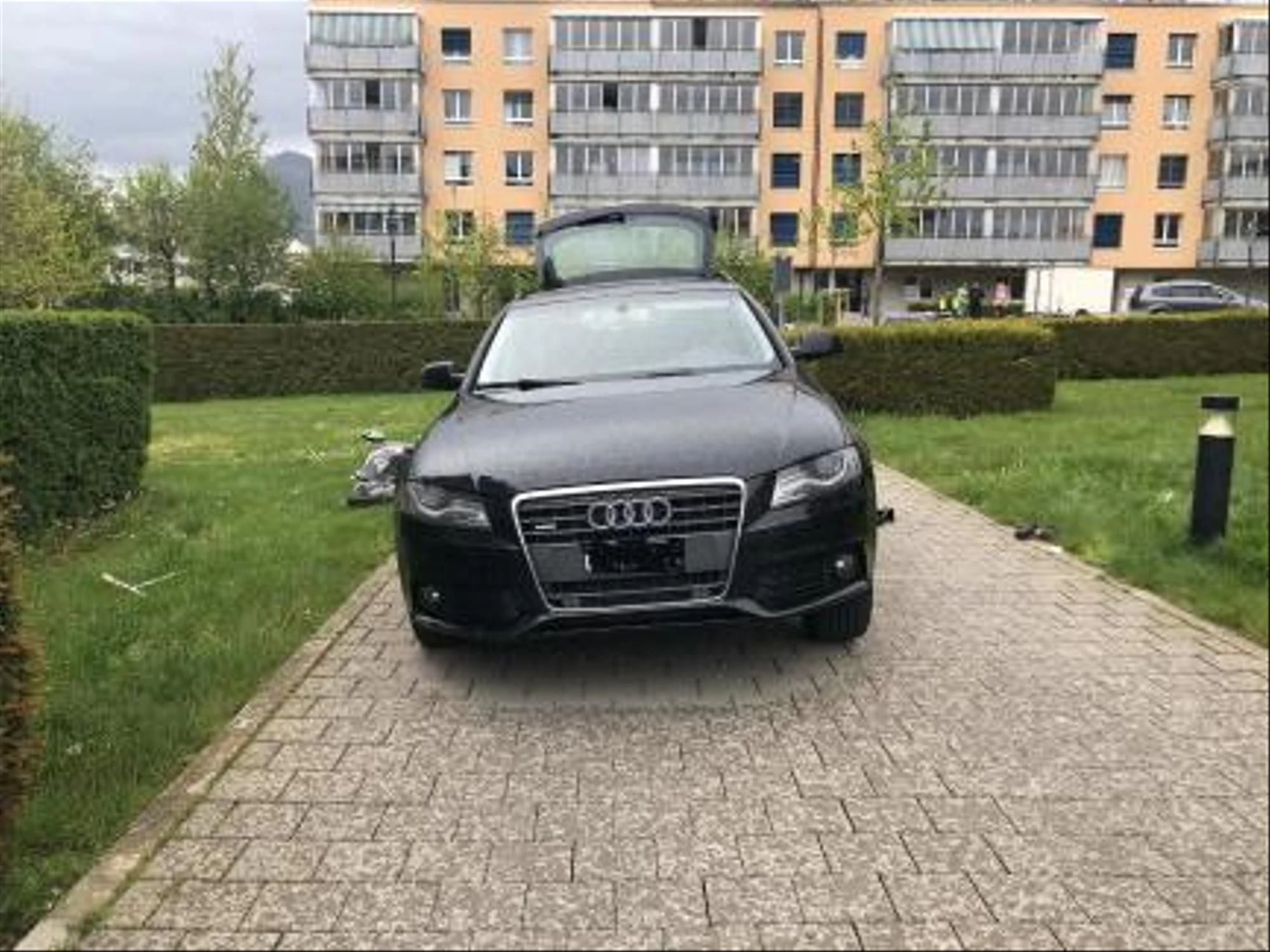 Das überfahrene Kind blieb unter dem Auto einer 38-jährigen Frau regungslos liegen.