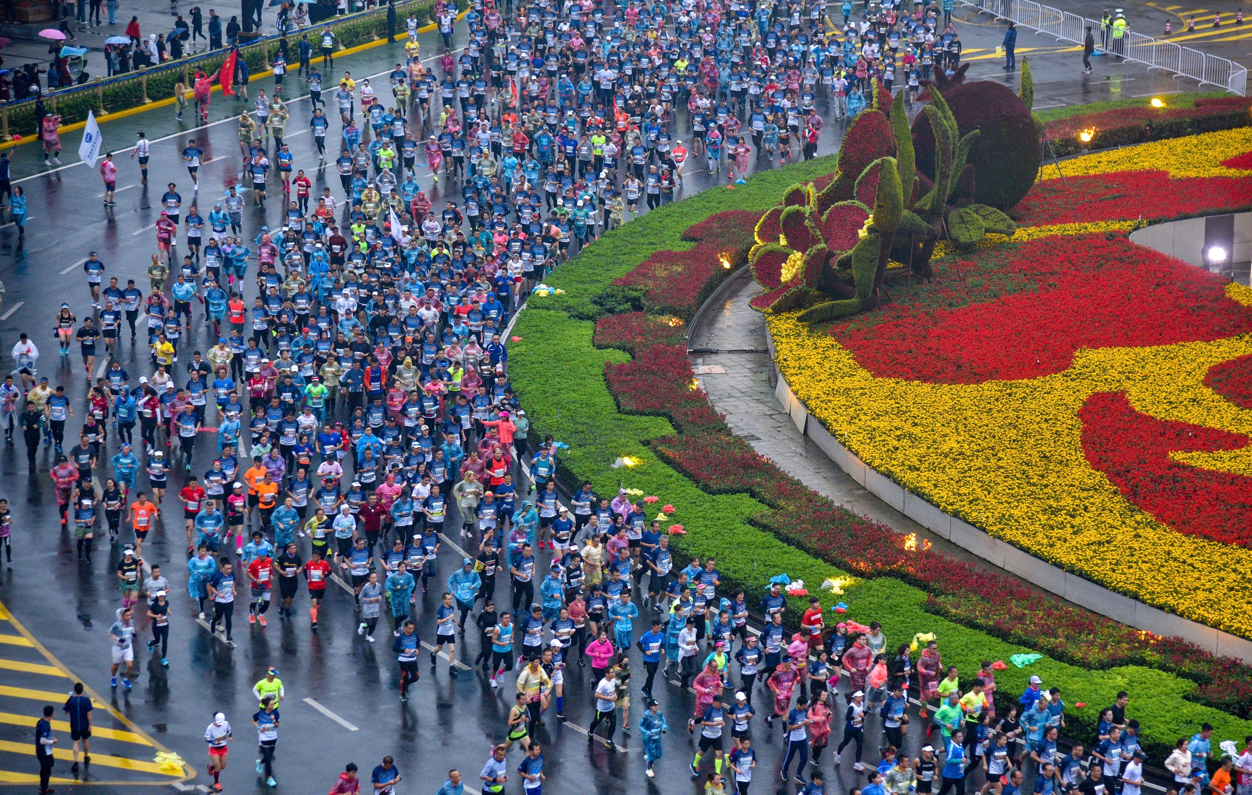 Download von www.picturedesk.com am 23.05.2021 (09:14).  30000 participants from 30 countries continue to run even though it rains during Xi'an Yango International Marathon in Xi'an city, northwest China's Shaanxi province, 20 October 2019. (Imaginechina via AP Images) - 20191020_PD16177 - Rechteinfo: Rights Managed (RM) Nur für redaktionelle Nutzung!