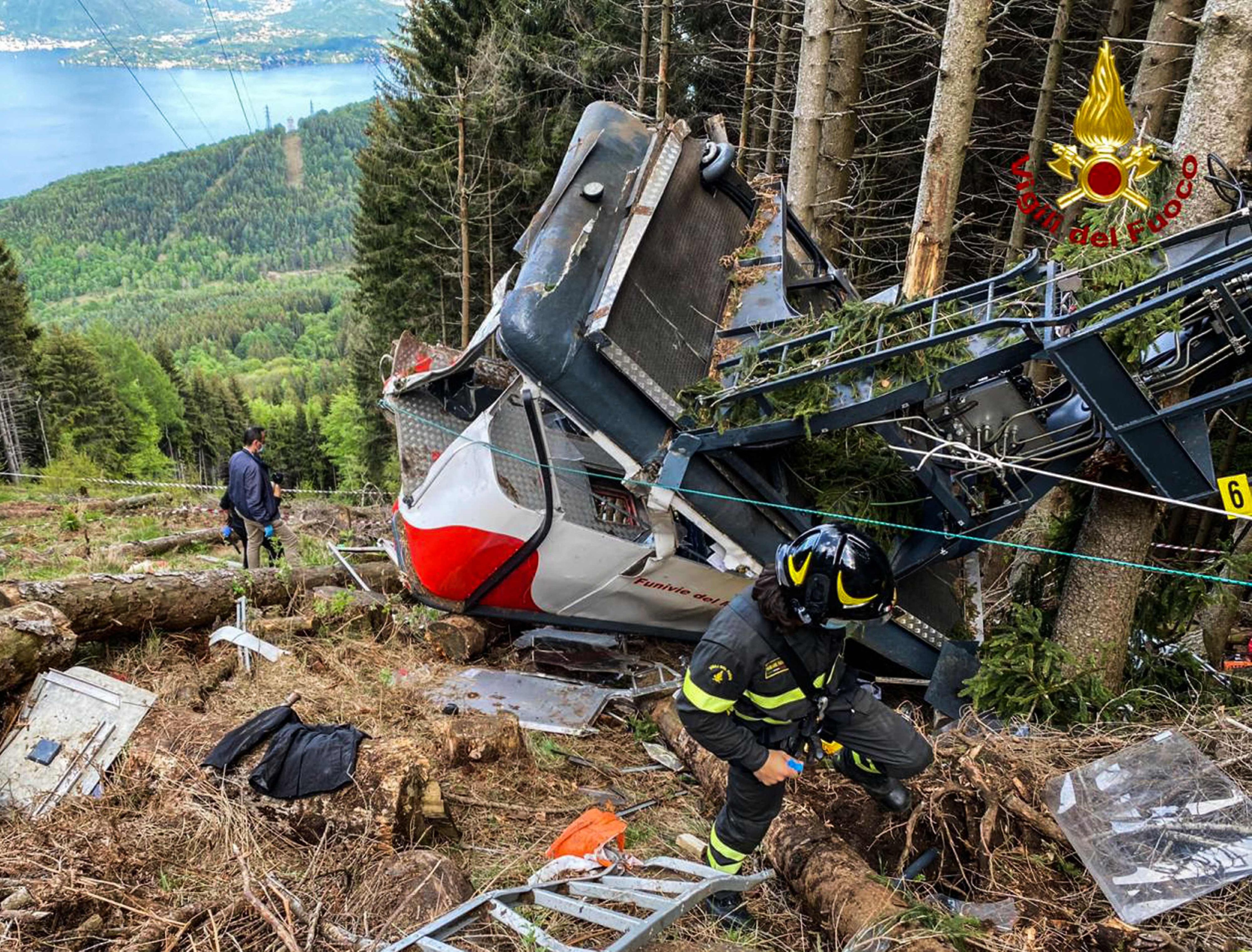 Download von www.picturedesk.com am 23.05.2021 (18:56).  *** SERVICEBILD *** A photo taken and handout on May 23, 2021 by The Italian Firefighters "Vigili del Fuoco" shows rescuers by a cable car that crashed to the ground in the resort town of Stresa on the shores of Lake Maggiore in the Piedmont region. - 13 people died and two children were seriously injured Sunday after a cable car crashed to the ground in northern Italy, emergency services said. (Photo by Handout / Vigili del Fuoco / AFP) / RESTRICTED TO EDITORIAL USE - MANDATORY CREDIT "AFP PHOTO / VIGILI DEL FUOCO / HANDOUT " - NO MARKETING - NO ADVERTISING CAMPAIGNS - DISTRIBUTED AS A SERVICE TO CLIENTS - 20210523_PD5012 - Rechteinfo: Servicebild (SB) Bei diesem Bild ist PictureDesk ausschließlich technischer Dienstleister und stellt eine technische Bearbeitungsgebühr in Rechnung. PictureDesk ist weder Urheber noch Rechteinhaber. Die Nutzung liegt in alleiniger Verantwortung des Kunden. Nur für redaktionelle Nutzung! Werbliche Nutzung erfordert Freigabe: bitte schicken Sie uns eine Anfrage.