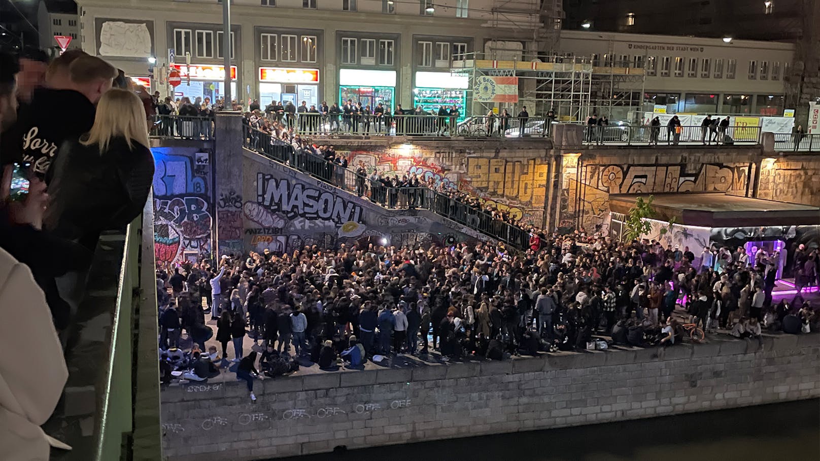 Hunderte Wiener feierten am Donaukanal (Symbolfoto)