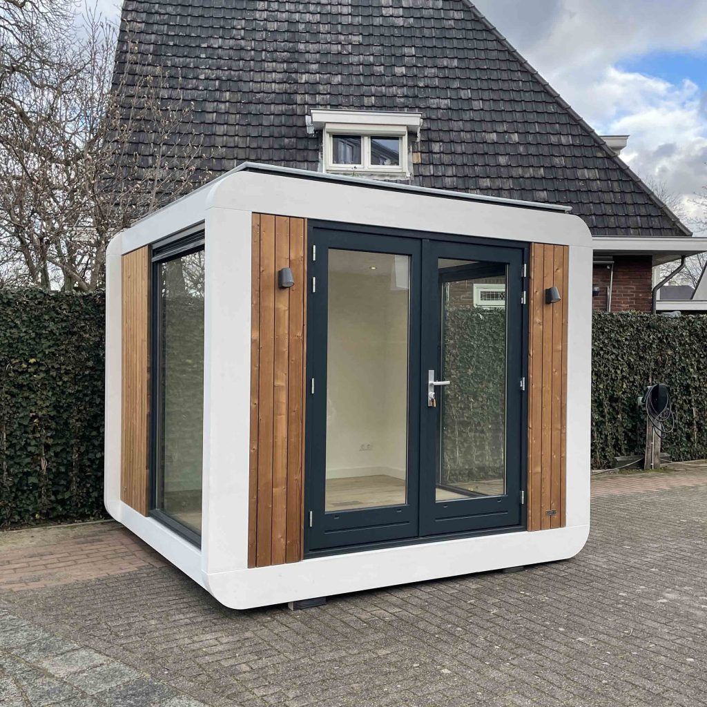 Office Cube (www.officecube.nl) hat einen transparenten, geschlossenen Designer-Würfel mit integriertem Büro entwickelt.