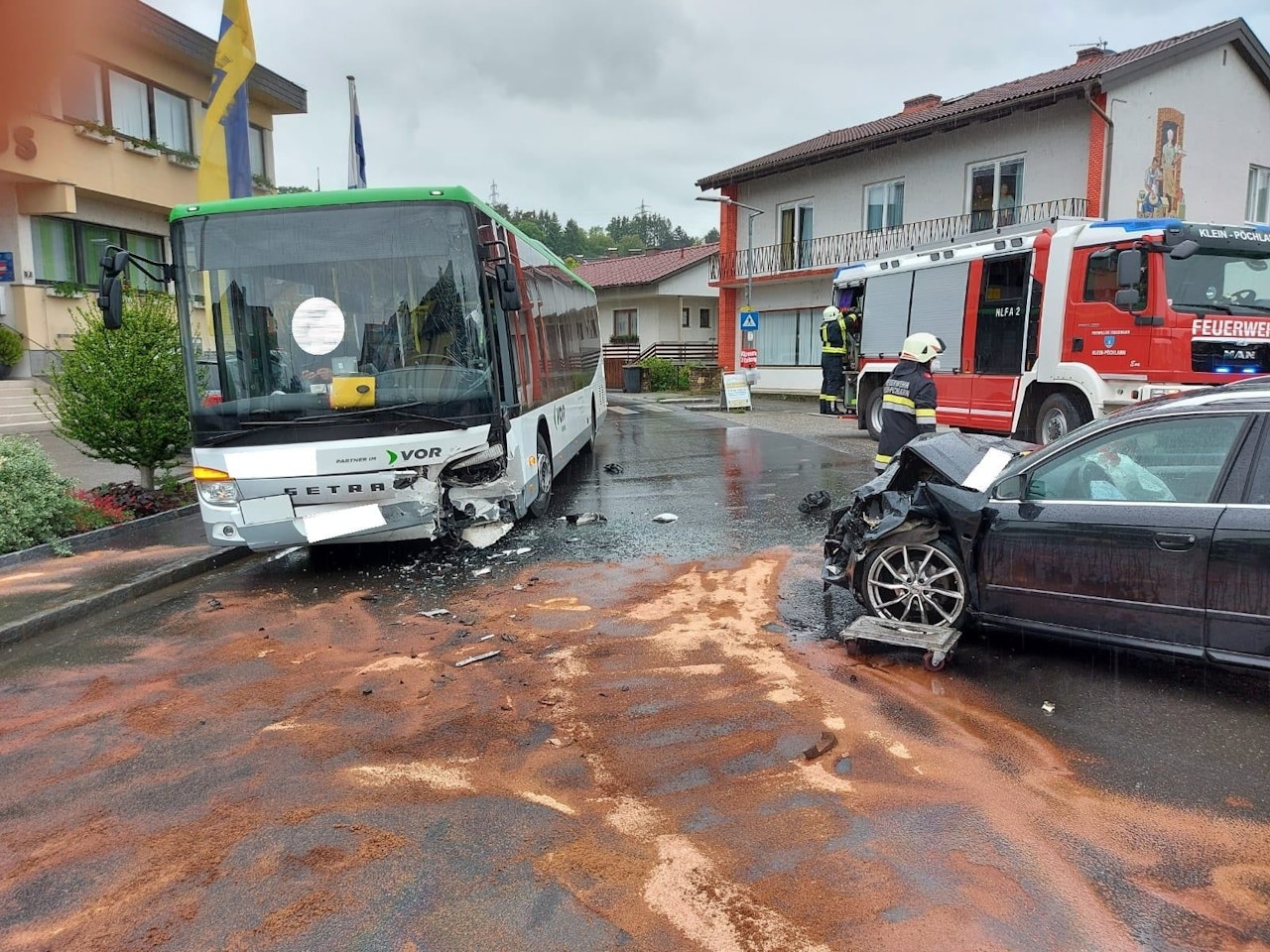Heute.at - Pkw krachte mit Bus in Klein-Pöchlarn zusammen