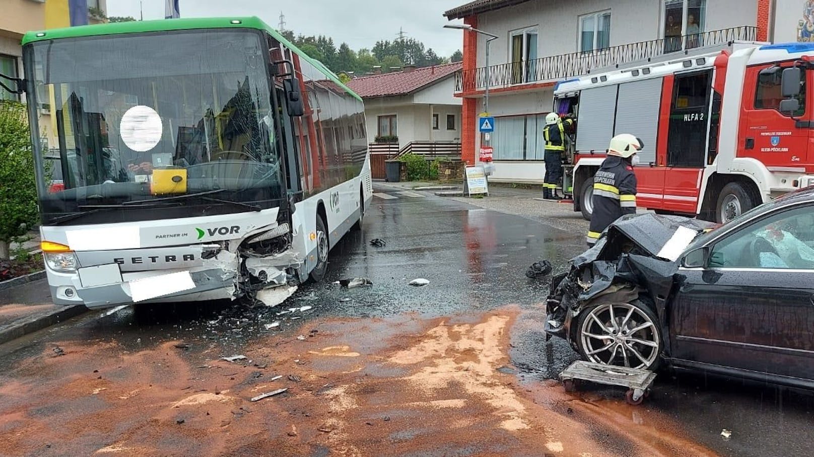 Ein Pkw kollidierte mit einem Linienbus.
