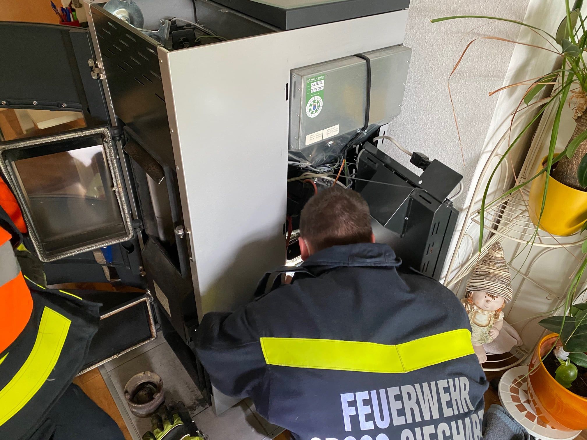 Die Feuerwehr arbeitete sich zum Tier vor.