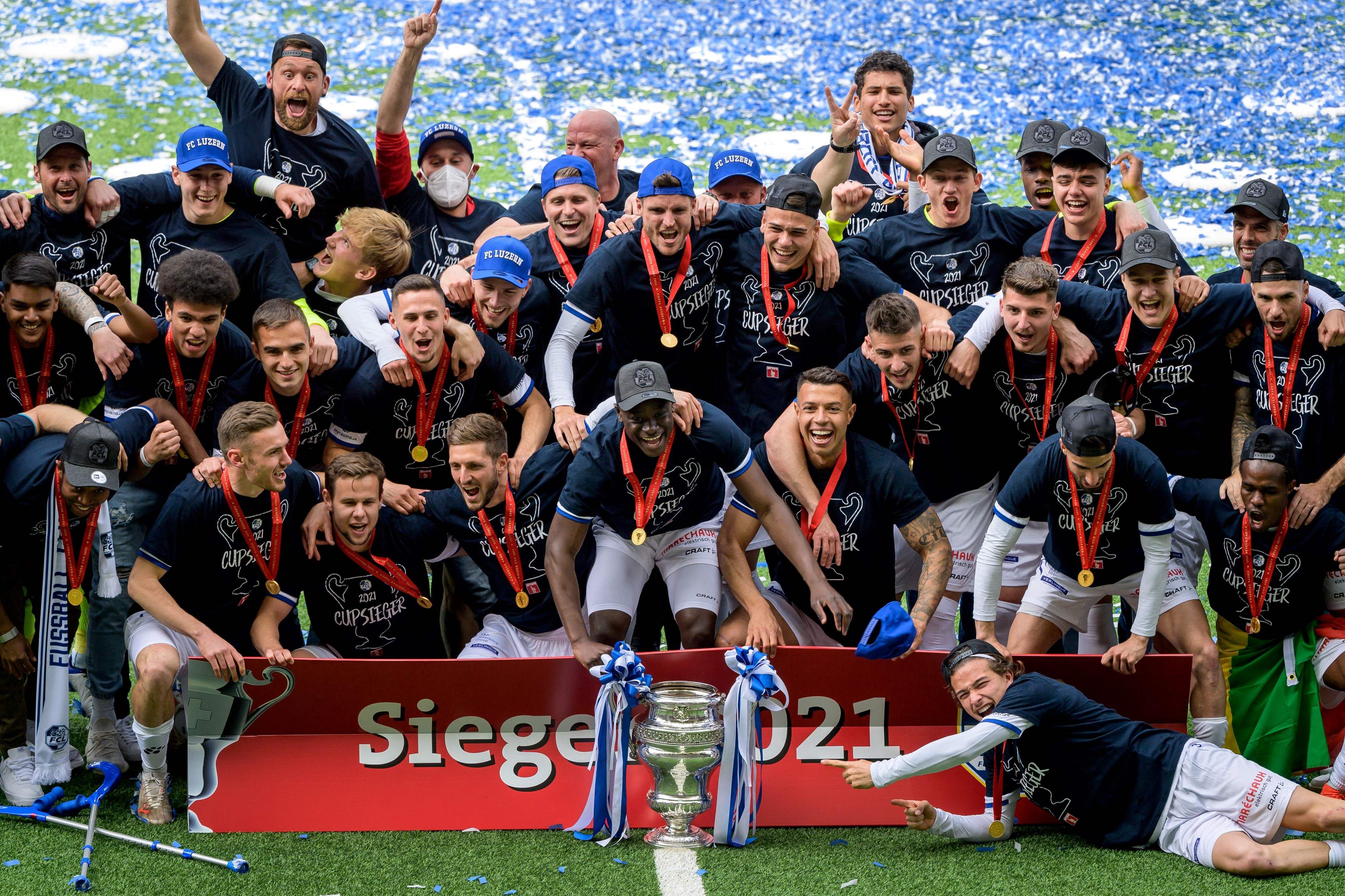 Louis Schaub (ganz vorne, Zweiter von links) ist Cup-Sieger.