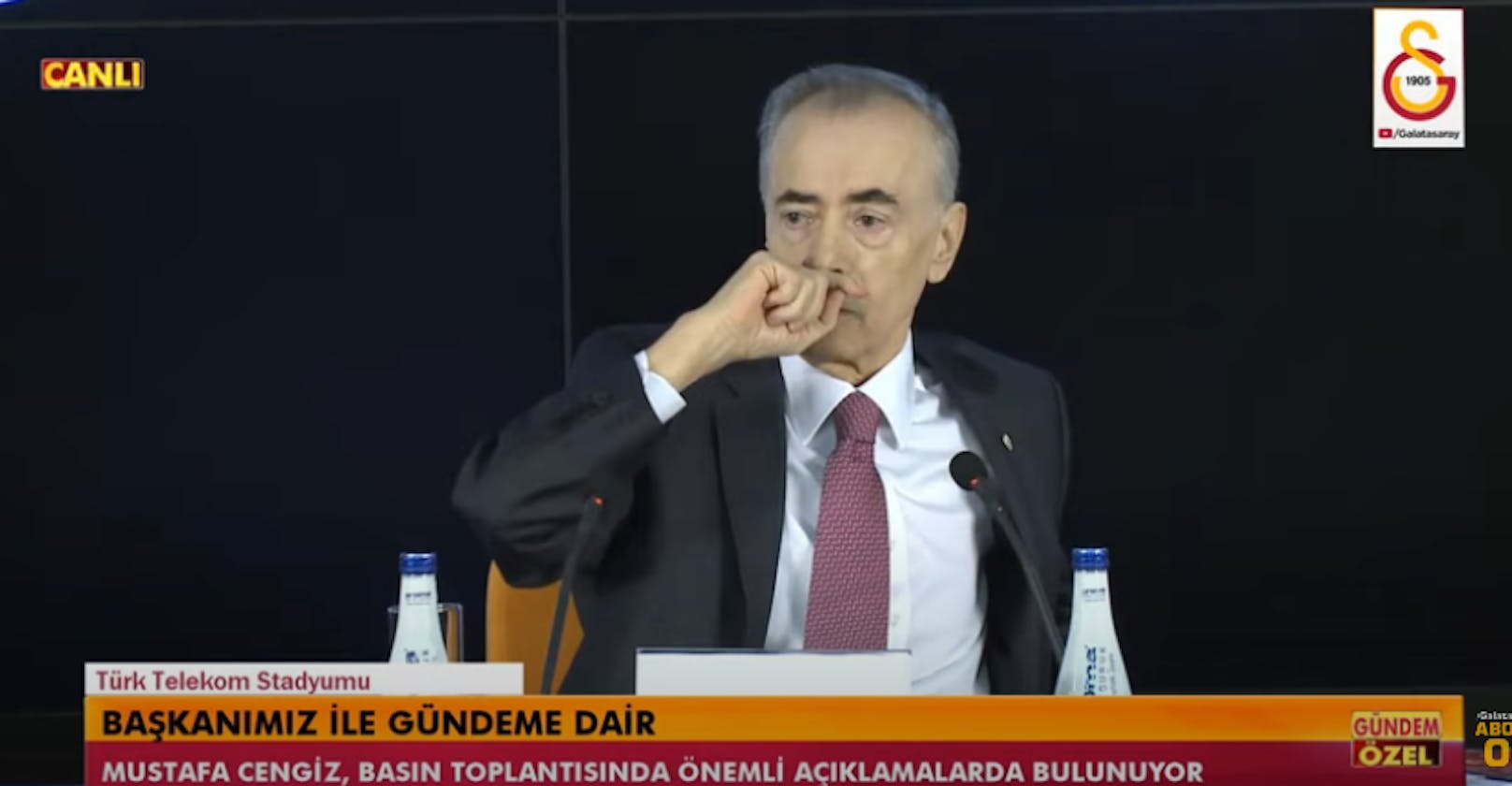 Mustafa Cengiz bei seiner legendären Pressekonferenz