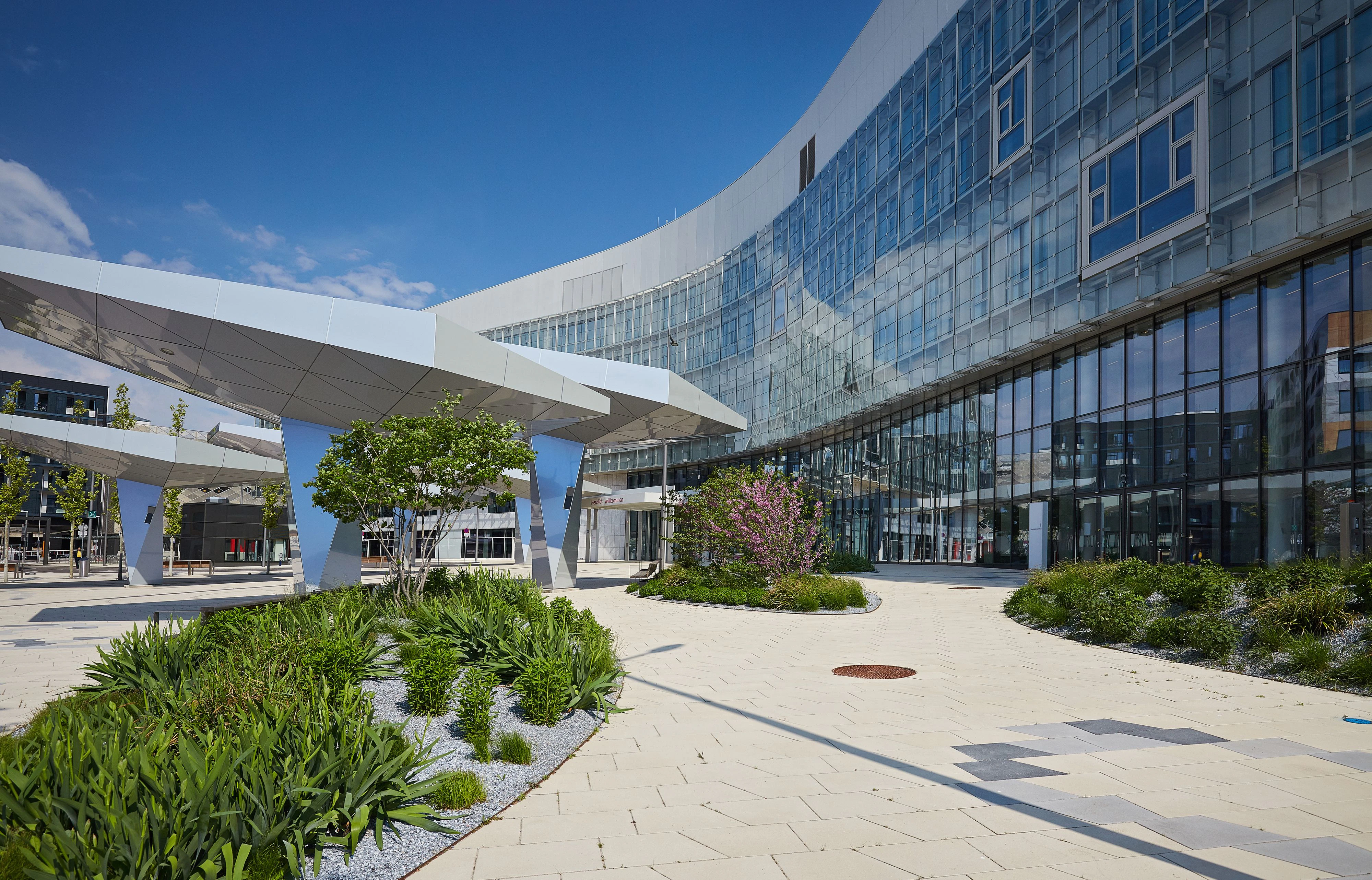 Der Haupteingang der Klinik in Floridsdorf.