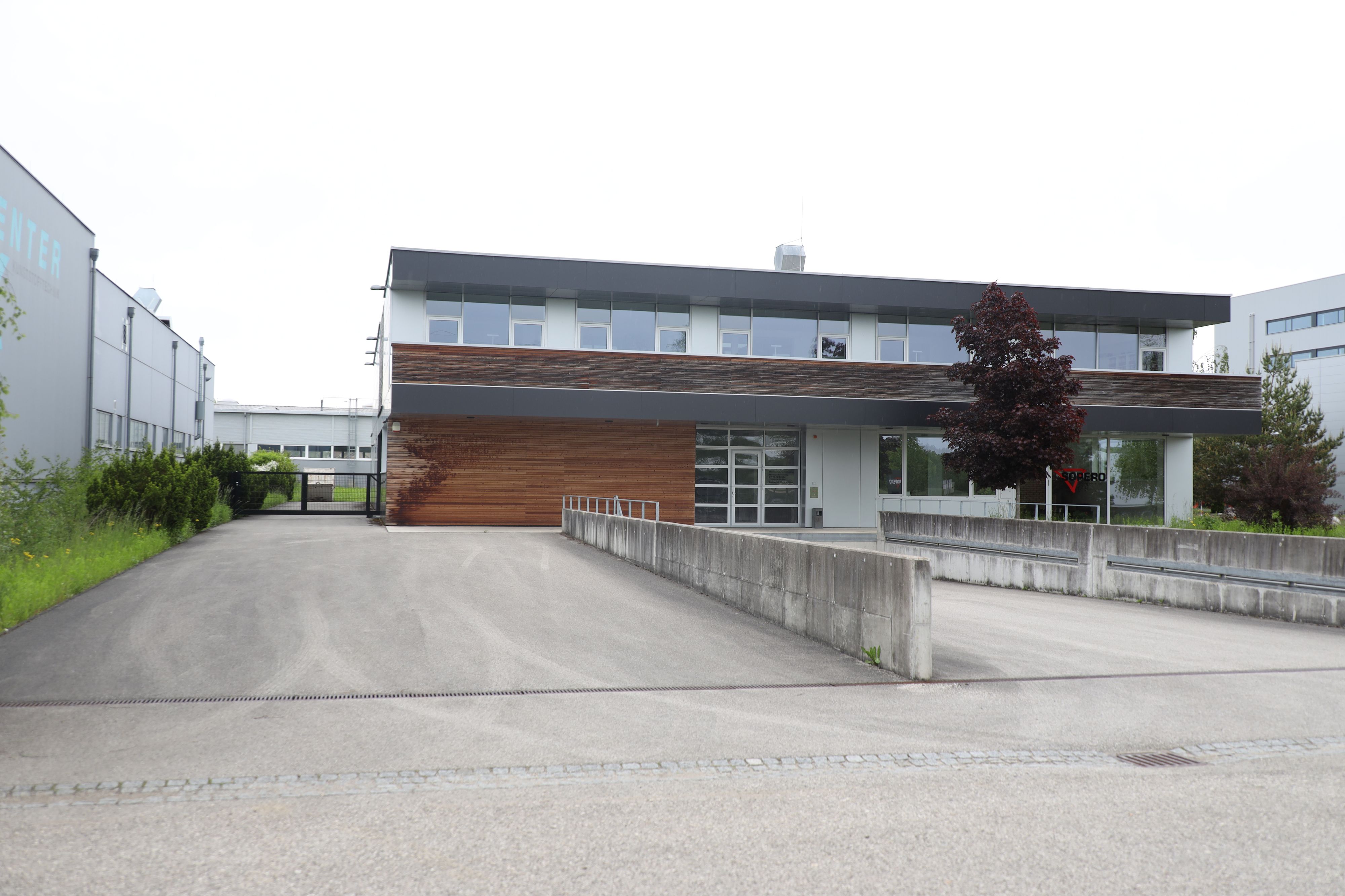 Auf dem Gelände dieser Firma in Marchtrenk verletzte sich der Einbrecher auf der Flucht schwer.