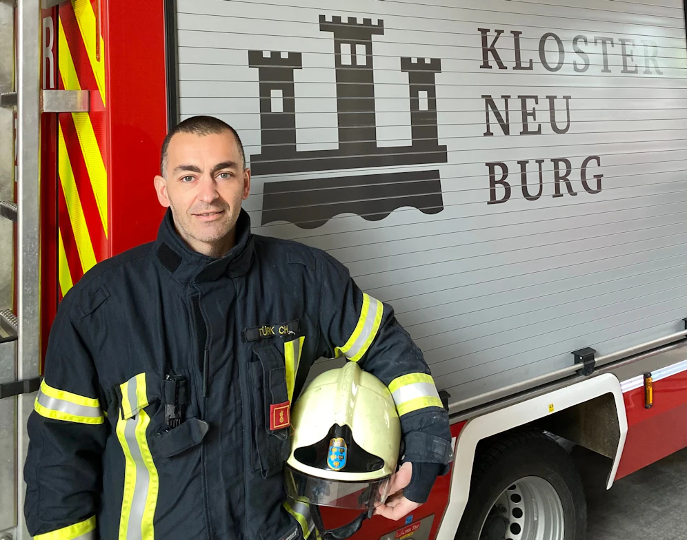 Feuerwehrmann und Polizisten löschten Brand