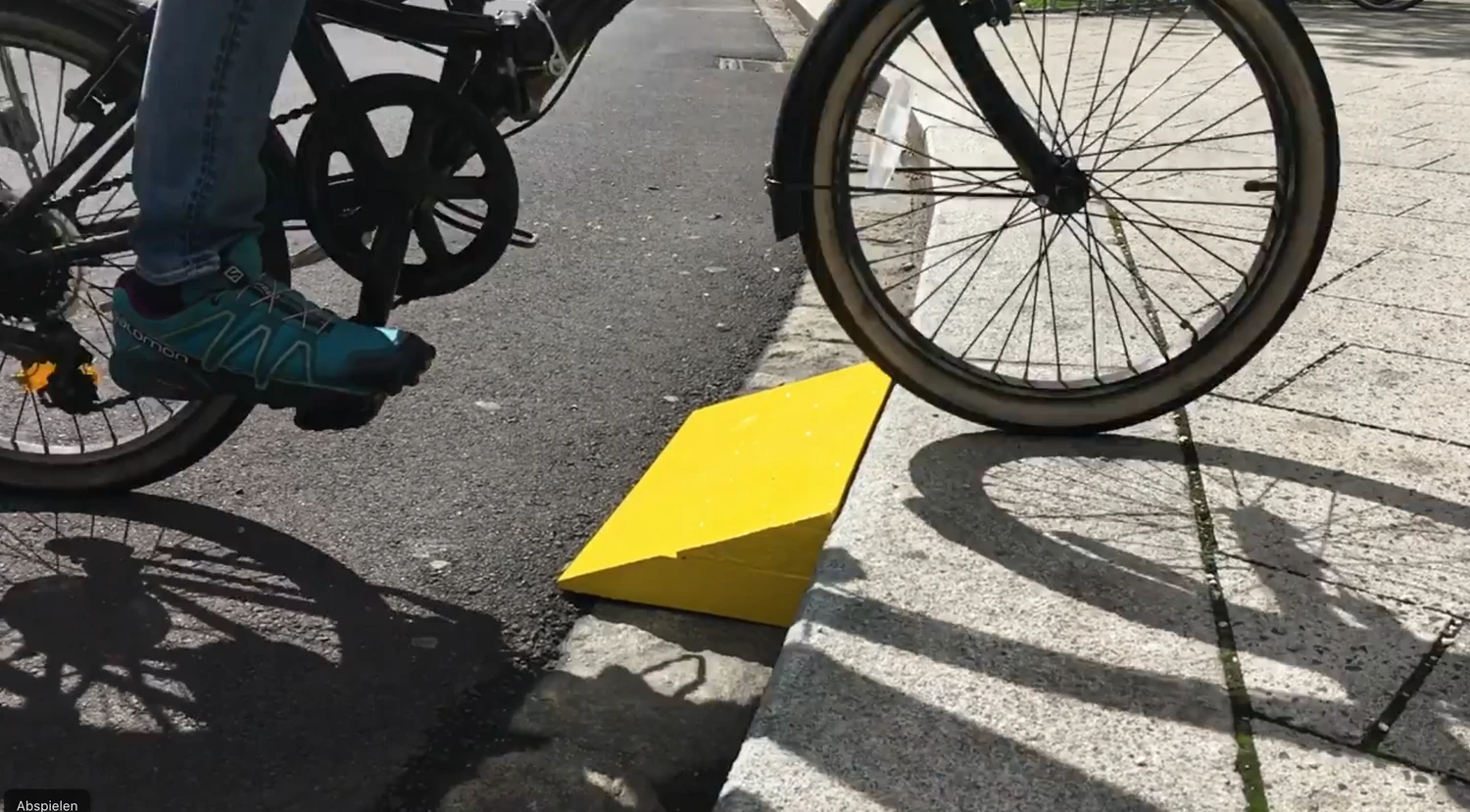 Weil die Kinder Angst um das Lego hatte, wurde die Rampe nun auch Holz gebaut.