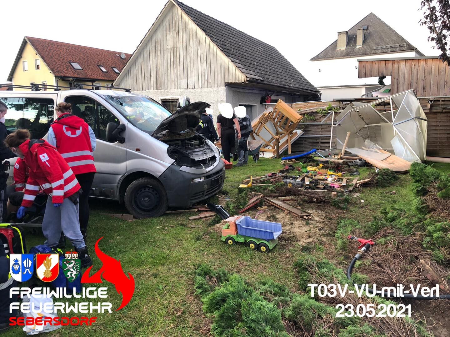 Ein Betrunkener kam von der Fahrbahn ab und krachte gegen einen Spielplatz auf einem Privatgrundstück.