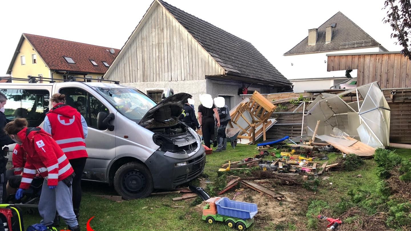 Ein Betrunkener kam von der Fahrbahn ab und krachte gegen einen Spielplatz auf einem Privatgrundstück.
