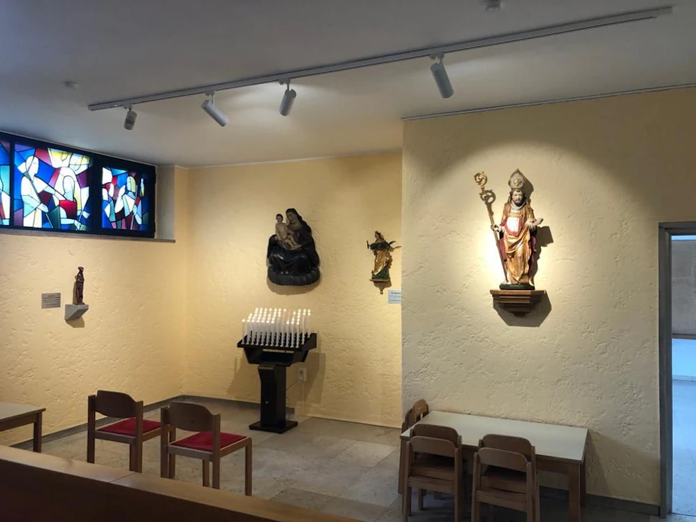 Dieser LED-Kerzenständer steht nun in der Pfarre St. Peter.