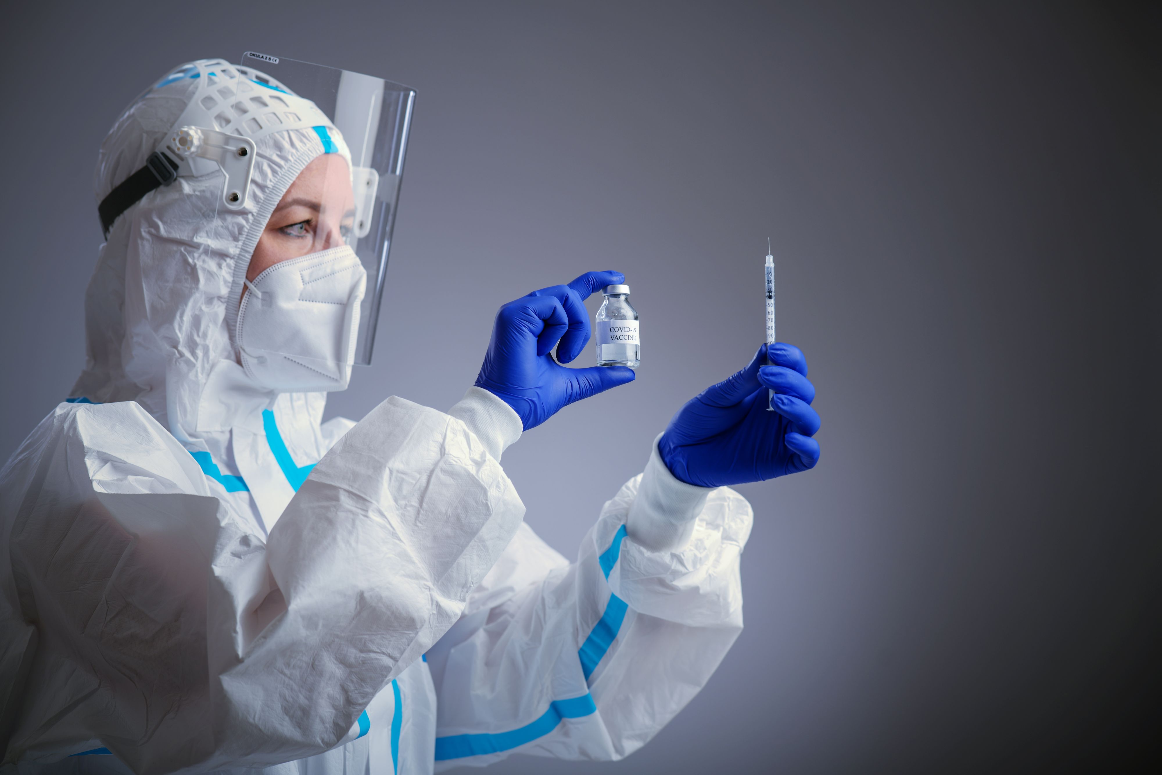 Download von www.picturedesk.com am 24.05.2021 (08:16).  doctor/nurse wearing personal protective equipment and holding syringe of corona/covid-19 vaccine in laboratory/hospital (CTK Photo/Vojtech Vlk) - 20210316_PD11195 - Rechteinfo: Rights Managed (RM)